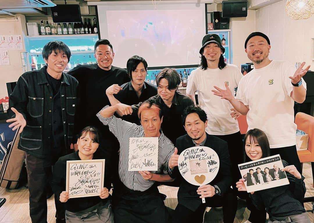 KLUTCHのインスタグラム：「2023.4.7 〜流しのET-KING〜 @大分・Food&Bar GLANZ編 ⁡ 2ヶ月ぶりの大分！w またまた流しに行ってきました。 ⁡ 今回やらせていただいたGLANZ(@glanz0975767730)さん、なんと！！！！10周年というおめでたいタイミングでLIVEやらせていただきました。 ⁡ あらためておめでとうございます！ これからも大分のみなさんに愛される素敵なお店であり続けてください。 ⁡ 今回も大分のあったかい人に囲まれて歌わせていただきました。 幸せな時間をありがとう！ ⁡ また近いうちに来れるように精進します。 ⁡ ⁡ ⁡ ⁡ ⁡ ⁡ ⁡ #ETKING #KLUTCH #センコウ #DJBOOBY #コシバKEN #流しのETKING #アコースティックLIVE #大分県 #大分市 #GLANZ #10周年 #10thAnniversary #LIVE #LIFE #music」