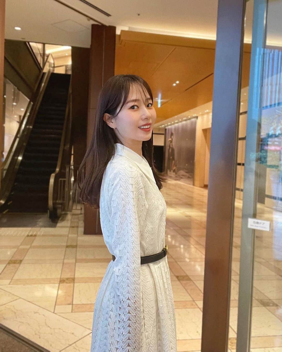 ハンナミのインスタグラム：「🌞🍃🤍  湿気で 髪の巻き取れてしまった ☁️  今夜21:00-は、再販盛りだくさん ♡ こちらのレースシャツワンピースも再入荷します :)  dress #eneu belt #dior」