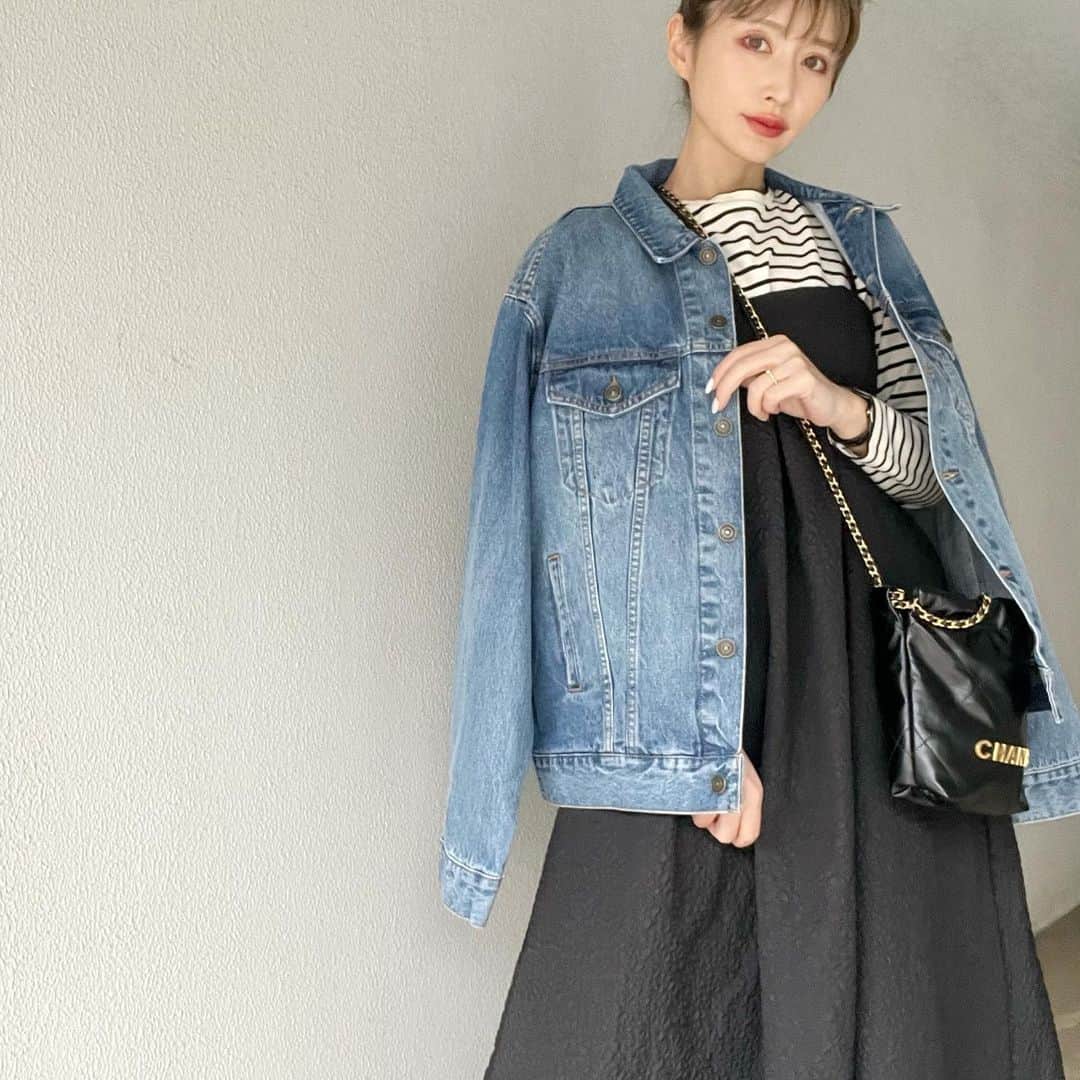 *✭ᏋണᎥ✭*のインスタグラム：「オーバーサイズのデニムジャケット♡ ㅤㅤㅤㅤㅤㅤㅤㅤㅤㅤㅤㅤㅤㅤㅤㅤ これからの季節、冷房や日焼け対策に デニムジャケット羽織る率高めだから 新しくGETしました☺︎ ㅤㅤㅤㅤㅤㅤㅤㅤ  @rivedroite_official ㅤㅤㅤㅤㅤㅤㅤㅤ 色も形も大きさもバッチリ♡ ㅤㅤㅤㅤㅤㅤㅤㅤ  #リヴドロワ#rivedroite #大人シンプル#オトナカジュアル#大人コーデ#着回しコーデ#高身長コーデ #166cmコーデ #骨格ウェーブ#166cm#韓国ファッション#한국패션#プチプラ#プチプラコーデ#partegram#UNIQLO#ユニクロコーデ#UNIQLOコーデ#ユニクロ#デニムジャケット#ジージャン#gジャン」