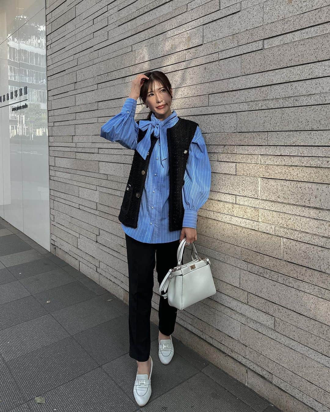 l.lily1013のインスタグラム：「今日は高校の友達と集まったら 子供が11人😳💦  歳もバラバラで 全然名前が覚えられない😂  1人目はわかるんだけど、もう誰が誰の子なのか把握するの大変だった😂 息子は小さい子の面倒が好きだから付きっきりでおつかれ☺️  今度はみんなむぎまるに会いにきてくれるらしい🥰  昨日ジムに行ったら今筋肉痛がヤバい😳  先日のコーデは主役級のシャツをメインに☺️  tops @vis_jp  shose @uniqlo_ginza  vest @lilirena_  bag @vis_jp   #きれいめカジュアル#カジュアルコーデ#シャツコーデ#ベストコーデ #ジレコーデ#春コーデ#30代コーデ #30代ファッション」