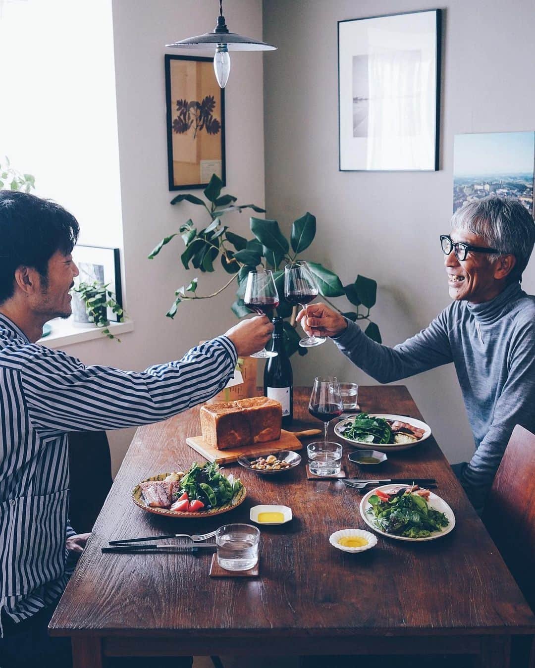 美紀のインスタグラム：「T&A at Sakanoue これからはじまる 坂の上のプロジェクト MTのあとは Tさんの角食に合わせて フランスのナチュールワインと 二の岡ハムのボロニアソーセージ スモークベーコンは 〆のきのこリゾットにもたっぷり  感激したお土産は 7年前、遊びに行った時に飲んだ SHERPAのコーヒー豆 あの日の楽しいひとときを思い出した  つながる縁 これからの私たちのビジョンを語り わくわくでいっぱい Akiyoshiくん、ありがとう これからもよろしくね。  #miki_life #miki_home #Tさんの手作りパン #Tさんの角食  #Sakanoue_project」