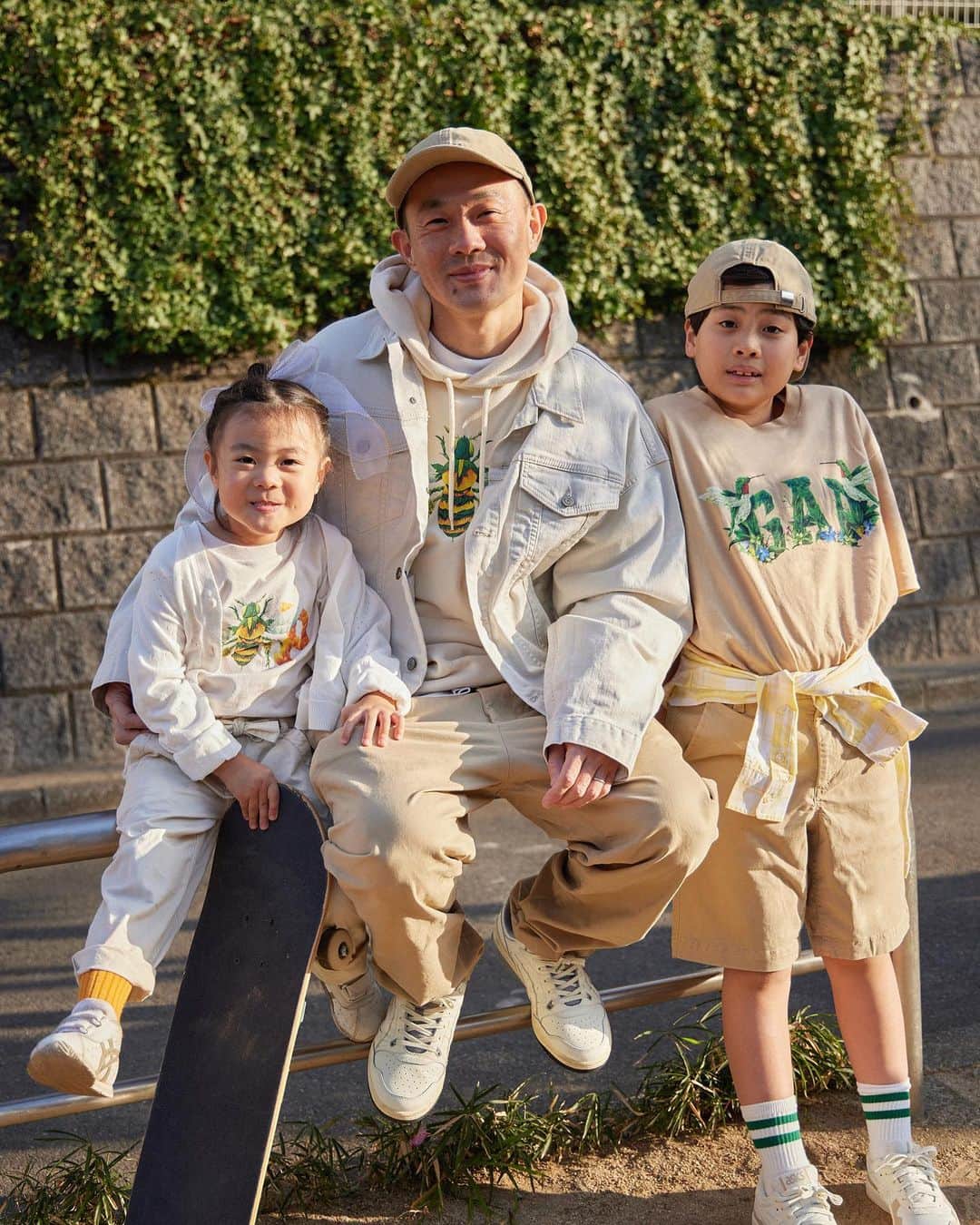 Cazumaxさんのインスタグラム写真 - (CazumaxInstagram)「スケーターの岡田晋さんファミリー🤍✨ 2枚目は思いつきで息子さんにシャッター押してもらった写真📸優しくてナチュラルな笑顔の岡田さんの顔が好きー🥹🥹  誰が撮る。を改めて考えた日でした✨ #gap #gapkids #family #家族写真」4月10日 17時50分 - cazumax