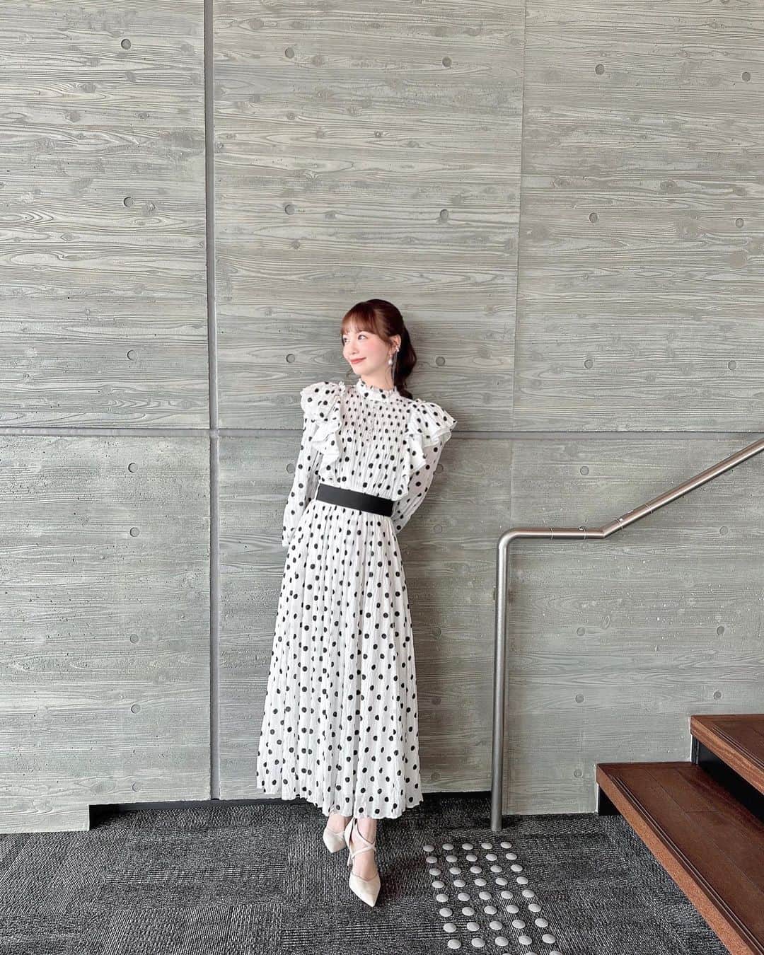 山根千佳のインスタグラム：「. . 素敵な形のワンピース🧸 アクセサリーや靴も 全部可愛くてお気に入りです♡  番組1周年ということで華やかに🌷🌷 タグ付けしてあります！！  @sachiemon ちゃん いつもありがとう☺️ . . #ワンピース #ワンピースコーデ  #ドレス #パーティードレス #ポニーテール  #ドット #ドットワンピース #山根千佳 #ドットスカート #パール #パールリング  #パールアクセサリー #パールピアス  #ポニーテールアレンジ #ヘアアレンジ  #パンプス #ootd #outfit #dress #fashion」
