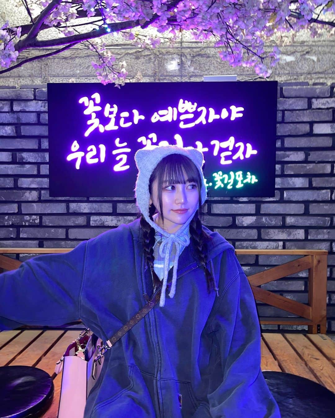 のインスタグラム：「後ろの韓国語、めっちゃいい意味書いてあるみたい....(՞ ܸ.ˬ.ܸ ՞) 読めんけど！！！  #홍대 #홍대카페 #고양이모자 #일본패션 #일본인 #오오티디 #데일리룩 #거울샷 #弘大 #韓国旅行 #y2kファッション #猫耳 #ファッション #韓国ファッション #Japanesegirl #ootd #koreatrip #Japanesefashion」