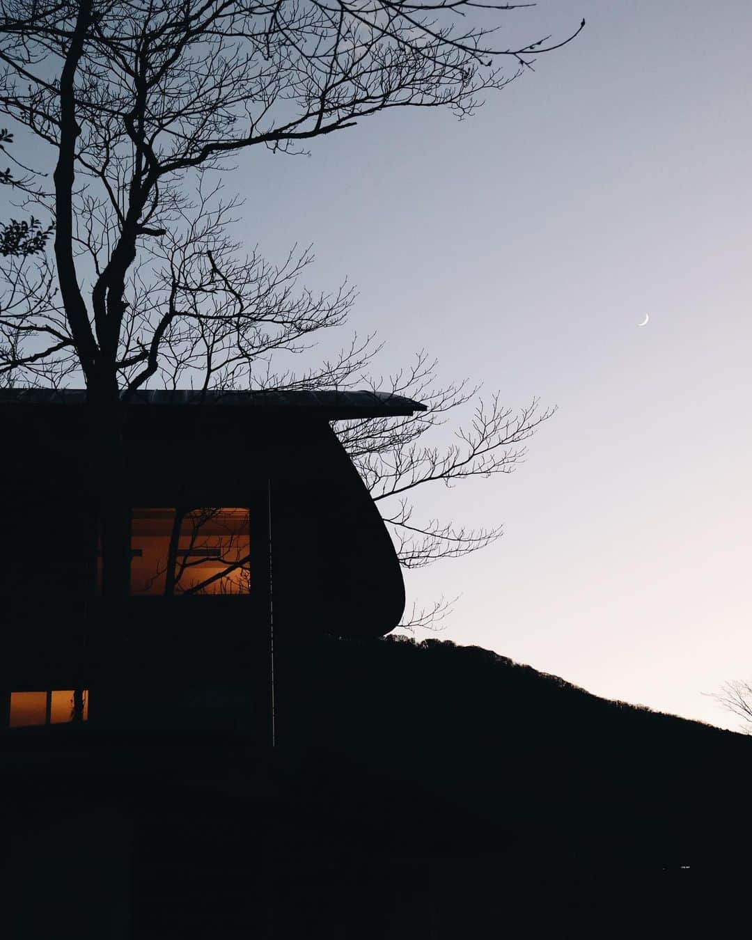 NEST INN HAKONE | 俵石閣さんのインスタグラム写真 - (NEST INN HAKONE | 俵石閣Instagram)「. 夕暮れのföre。  夕陽が落ちて暗くなる前の、 淡い空と細い月。  ディナー前に敷地内を散策して 素敵な光景を探してみてください。  #箱根リトリートフォーレ #箱根リトリートföre #箱根リトリートfore #箱根 #箱根ホテル  #hakoneretreatfore #hakoneretreatföre #hakoneretreat #箱根リトリート」4月9日 20時17分 - okcs_hakone.retreat