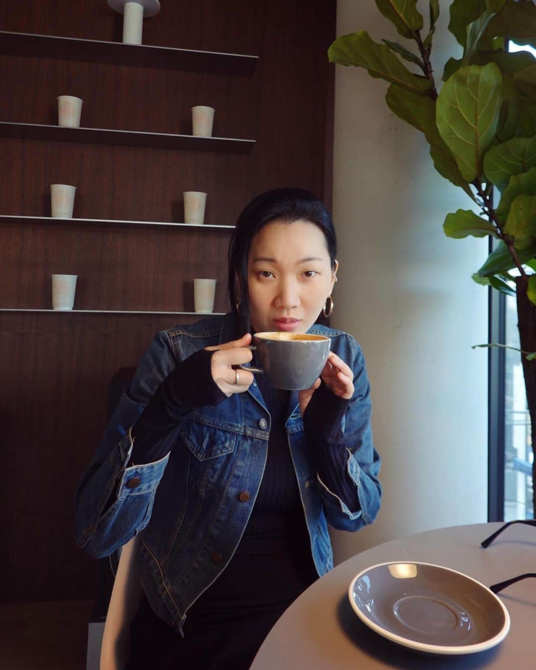 チャン・ユンジュのインスタグラム：「코오롱과 @jungseungmin 이가 함께 만든 전기오토바이 CAKE 매장. @ridecake_kr  놀이터가 내려다 보이는 3층엔 @cafe_trvr 도 있어요.  곳곳에 승민이의 디자인이 돋보인다. Im proud of you !!! ❤️‍🔥👍🏻🏍️」