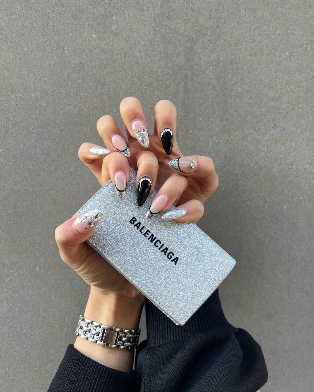 NANCYのインスタグラム：「#newnails 💅🏼💖  今回のネイルはひなから誕生日🎁でもらったBALENCIAGAのキーケースに合わせて シルバーのキラキラにしてみた😻 このキーケースほんっとに可愛くてひなのセンス流石すぎる🥹  このシルバーと黒のフレンチ海外っぽいし、やってる人見たことないから被らなくて好き🫶🏽  いつもネイル参考にしてます！とか同じのしました！って言ってもらえて嬉しいです🥰どんどん真似してね🤣  #nails#frenchnails#scalpnail#スカルプネイル #ネイルデザイン#キラキラネイル#シルバーネイル#フレンチネイル#ラメネイル#海外ネイル」