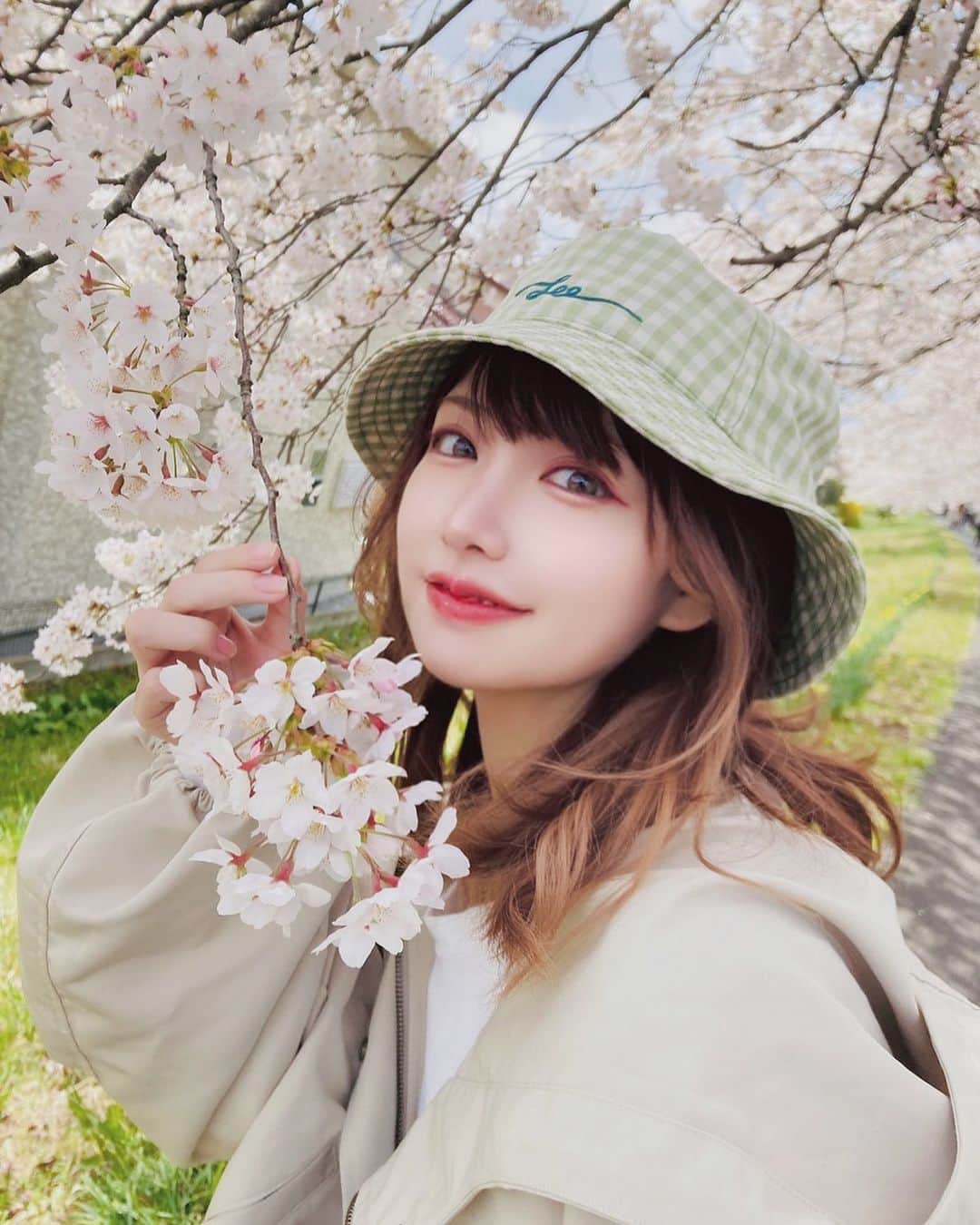 眞白桃々のインスタグラム：「お花見しますた(先々週ですが)  #桜  #お花見  #お花見コーデ」