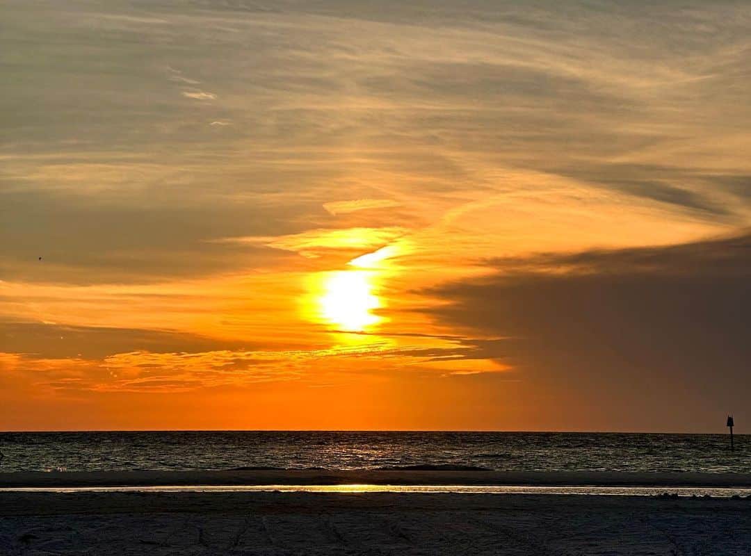 レクシー・トンプソンさんのインスタグラム写真 - (レクシー・トンプソンInstagram)「Sunsets on the west coast of Fl 😍 #happyplace #siestakey」4月9日 20時29分 - lexi