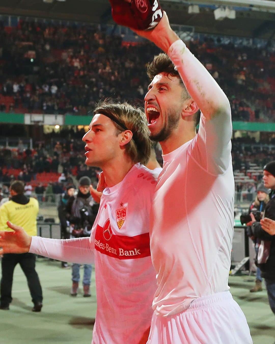 VfBシュトゥットガルトのインスタグラム：「Den Schwung aus dem Pokal mitnehmen und 3️⃣ wichtige Punkte holen!! 💪⚪🔴 Auf geht’s, Jungs aus Cannstatt! 🔜 #BOCVfB | ⏰🗓 Heute | 17:30 Uhr  _ [Anzeige] @schanz.rollladensysteme | #VfB #bundesliga #matchday #auswärtsspiel #stuttgart #furchtlosundtreu #vfbstuttgart #vfbstuttgart1893 #VfBInsta」