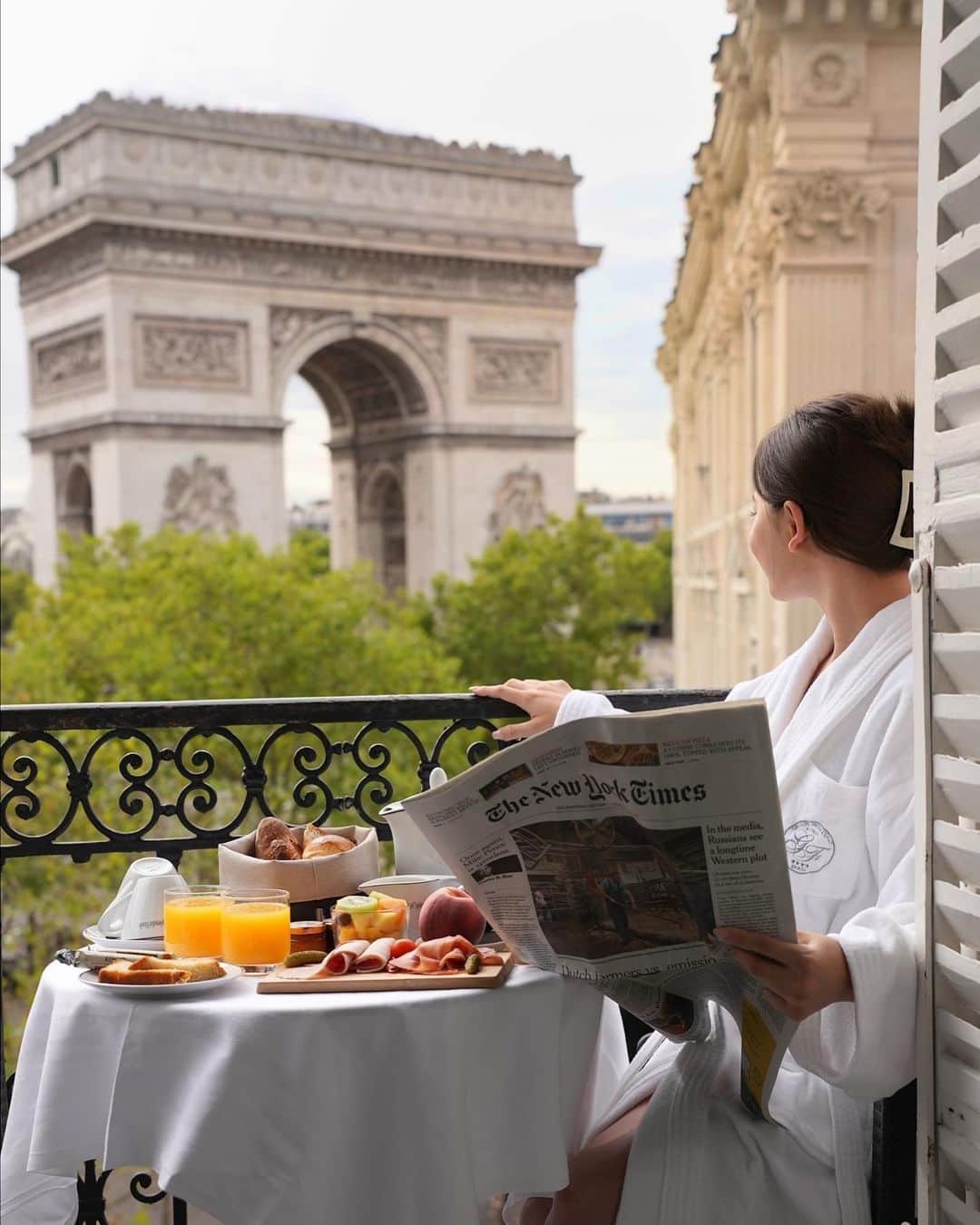 陽菜えみるのインスタグラム：「.  EMIRU IN PARIS🇫🇷  👠  気分だけは"EMILY"  もしくはgossip girl "Serena"  英字新聞はいつか ちゃんと読めるように頑張ろ(笑)  .」