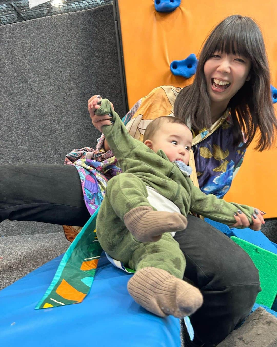 スージー・ロウさんのインスタグラム写真 - (スージー・ロウInstagram)「We love Clip ‘n’ Climb ! Feel Good Centre Good Fridaying  So in awe of Nico’s bravery because six year old me would defo not be able to trust a harness and jump down from 10 metres above ground」4月9日 20時45分 - susiebubble