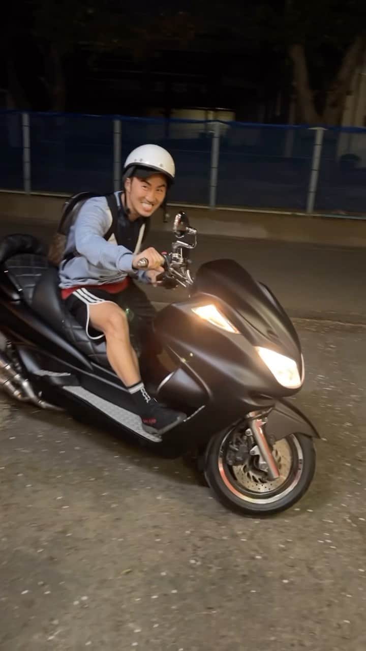 山崎秀晃のインスタグラム：「18の時に新車で買って気付けば36歳🏍 元さんのお陰で毎回新車の様になって帰って来ます🙏 20年目目指してよろしくお願いします👐 @hazime.motors #マジェスティC」