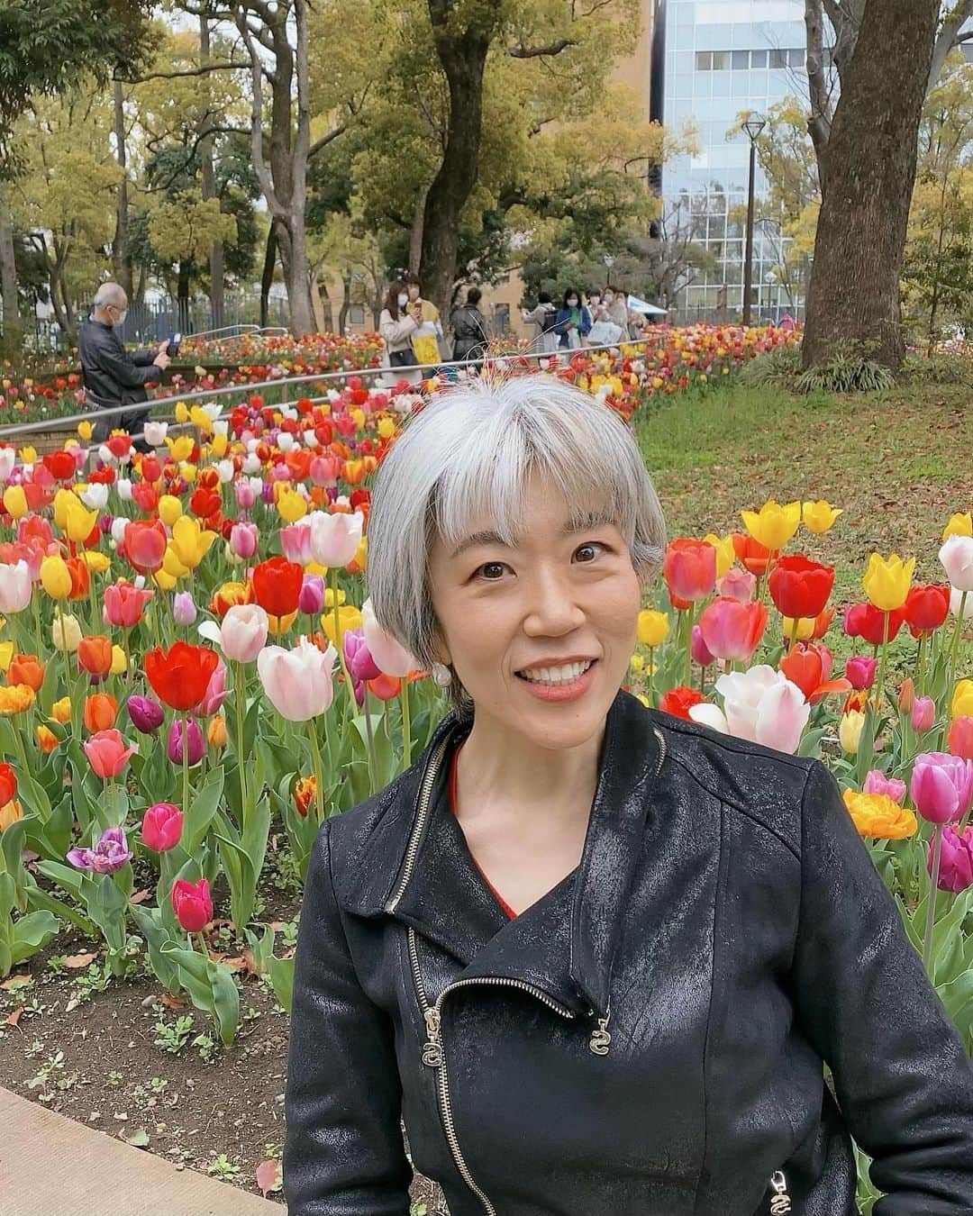 朝倉真弓さんのインスタグラム写真 - (朝倉真弓Instagram)「【チューリップ🌷】  3月末のお写真。  横浜スタジアムのある横浜公園を通って中華街に行こうとしたら、チューリップが美しすぎて💕  横浜は「ガーデンネックレス横浜」というイベントを毎年開催していて、あちらこちらで花を楽しむことができます。  横浜良いとこ、一度はおいで✨  ・・・私は横浜市民じゃないですが💦 　　 ———・———・———・———・——— 印象年齢マイナス10歳 《美姿勢＆品格ウォーキング》  インストラクター・朝倉真弓  @mayumi_asakura ⁡ LINE公式ご登録特典配布中⭐️ ⁡ →プロフィール欄URLより LINEにご登録ください✨ ———・———・———・———・———  #横浜公園 #チューリップ #ガーデンネックレス横浜  #品格ウォーキング #美姿勢 #ウォーキング講師 #ウォーキングインストラクター #ウォーキング #グレイヘアモデル #グレイヘア #朝倉真弓」4月9日 20時38分 - mayumi_asakura