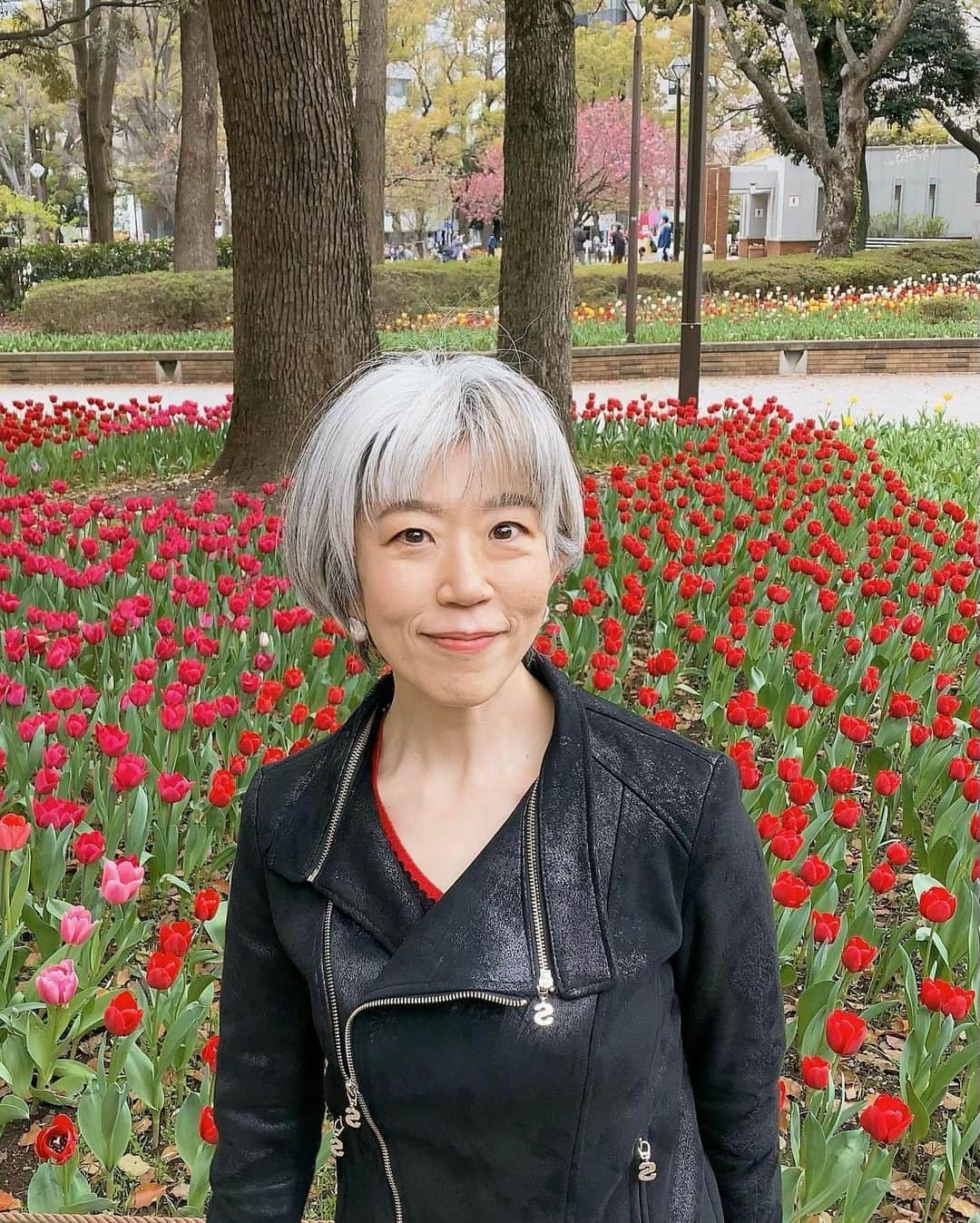 朝倉真弓さんのインスタグラム写真 - (朝倉真弓Instagram)「【チューリップ🌷】  3月末のお写真。  横浜スタジアムのある横浜公園を通って中華街に行こうとしたら、チューリップが美しすぎて💕  横浜は「ガーデンネックレス横浜」というイベントを毎年開催していて、あちらこちらで花を楽しむことができます。  横浜良いとこ、一度はおいで✨  ・・・私は横浜市民じゃないですが💦 　　 ———・———・———・———・——— 印象年齢マイナス10歳 《美姿勢＆品格ウォーキング》  インストラクター・朝倉真弓  @mayumi_asakura ⁡ LINE公式ご登録特典配布中⭐️ ⁡ →プロフィール欄URLより LINEにご登録ください✨ ———・———・———・———・———  #横浜公園 #チューリップ #ガーデンネックレス横浜  #品格ウォーキング #美姿勢 #ウォーキング講師 #ウォーキングインストラクター #ウォーキング #グレイヘアモデル #グレイヘア #朝倉真弓」4月9日 20時38分 - mayumi_asakura