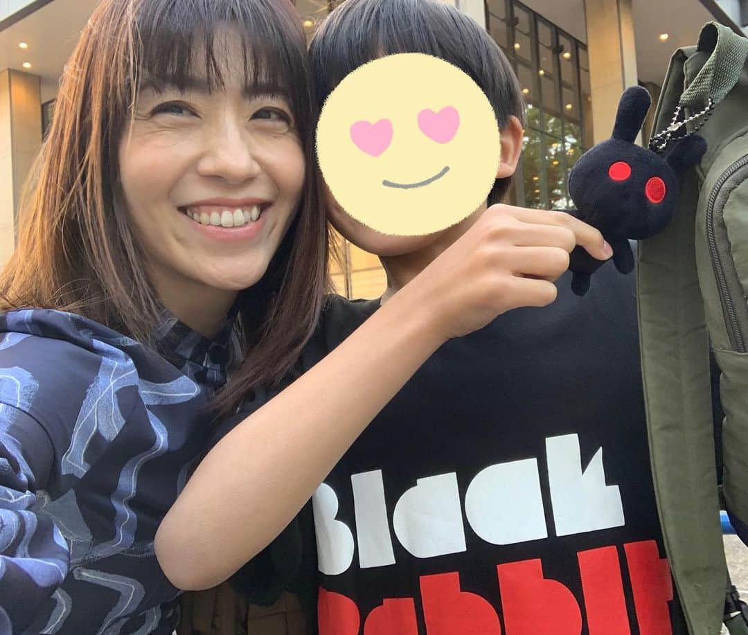 新保友映のインスタグラム：「香取慎吾さんのライブBlackRabbit NHKホール最終日行ってきました✨ 「僕この場所が大好きなんです。でも一回ステージを降りました。歌うことが楽しかったけど。一回ステージを降りました。うん…降りたんだよな………。その後大好きな音楽を聴くのも楽しくない時期があった…。 … みんなもたとえばこのコロナ禍で2〜3年辛いことがあった人もいると思う。でもみんな一緒にいるから。僕もいるし、NAKAMAもいるから。」 今回も輝く姿に魅了され、たくさんの言葉に涙が溢れて、そして笑って最高に楽しい時間でした✨ 3階席から見えたダンサーさんたちのダンスフォーメーションもめちゃめちゃかっこよかった🌟 みなさん小学生の息子にもたくさん優しくして下さりNAKAMA最高！でした✨  #香取慎吾 さん #BlackRabbit #NHKホール  #ライブ #コンサート #新しい地図」