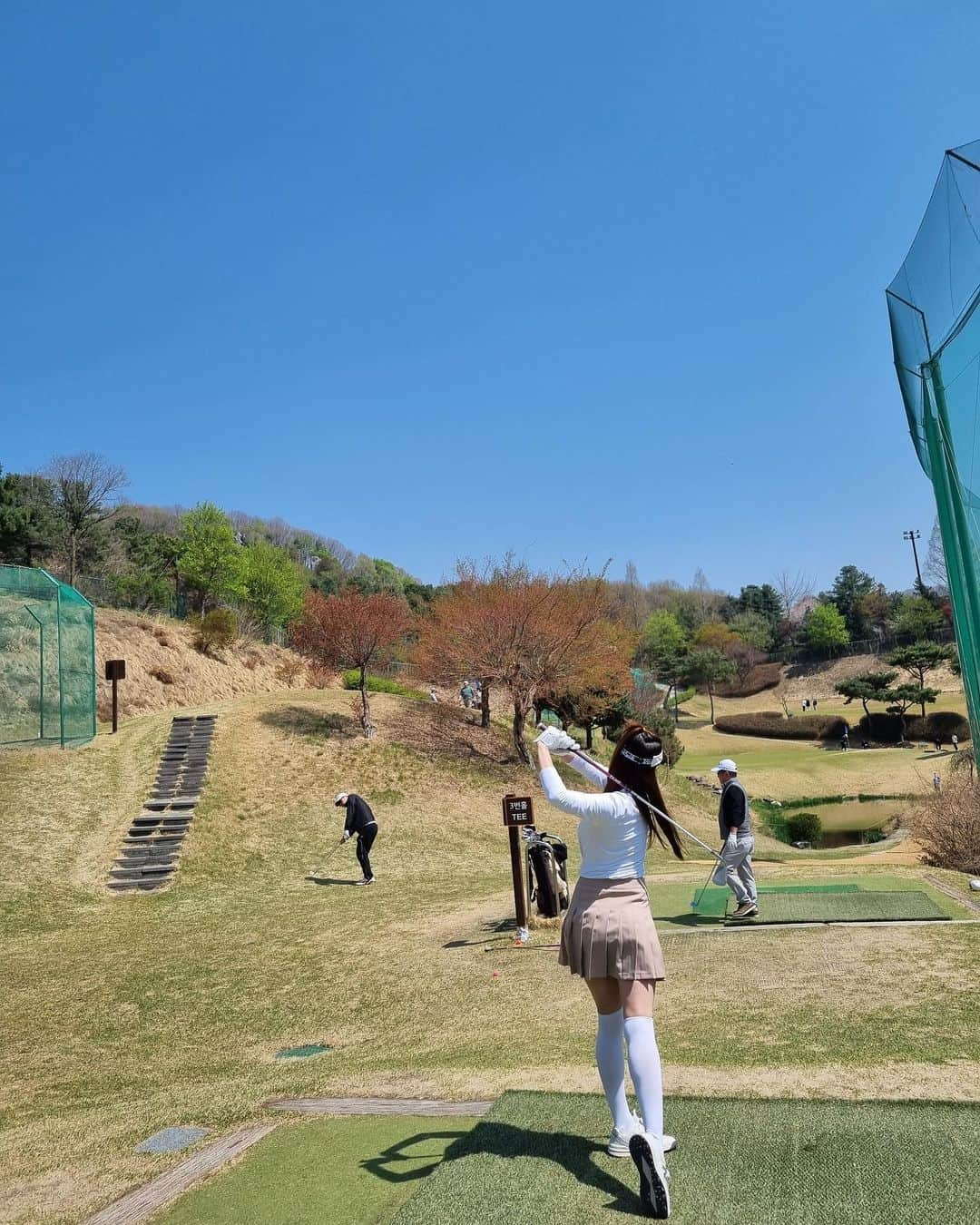 ミンヒ のインスタグラム：「첫 잔디...?⛳️ 가을 머리올리는걸 목표로 연습중인데 아주 급!! 잔디 밟아보러 나옴..🤯  #골린이#🐥#아직갈길이멀다」