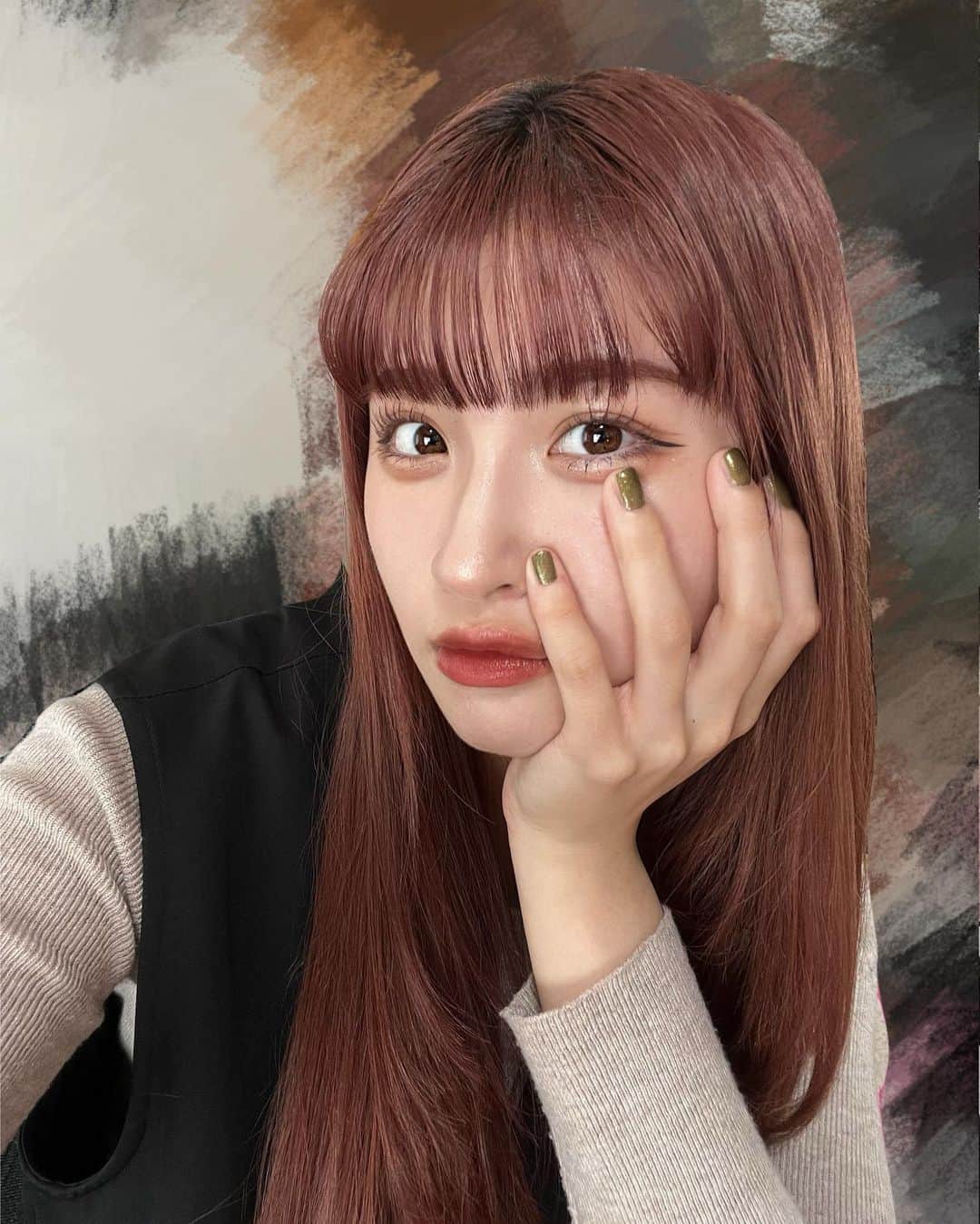 若林真帆のインスタグラム：「背景モザイク過ぎますが。笑 鼻先にほぼ分からないくらいにチーク入れるのにハマっております😼  #アイメイク #チーク」