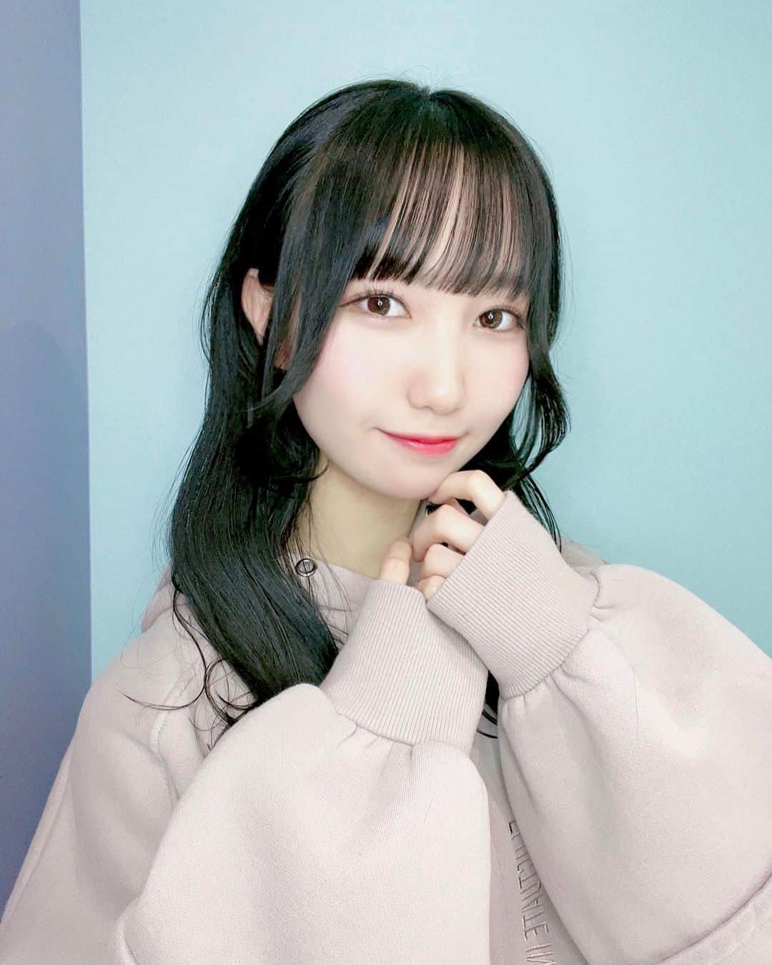 宮田有萌のインスタグラム：「黒髪⁎⁺˳✧༚  だいぶ前なんやけど、髪の毛黒くしてたんだ〜✌︎('ω')✌︎  #黒髪 #黒髪ロング #黒髪女子 #暗髪 #暗髪カラー #ヘアカラー #ヘアカット #アイドル #宮田有萌 #instagood #instapic #haircolor #haircut #fashion #japanesegirl #idol #패션 #코디 #오늘의코디 #코디스타그램 #옷 #헤어컬러」