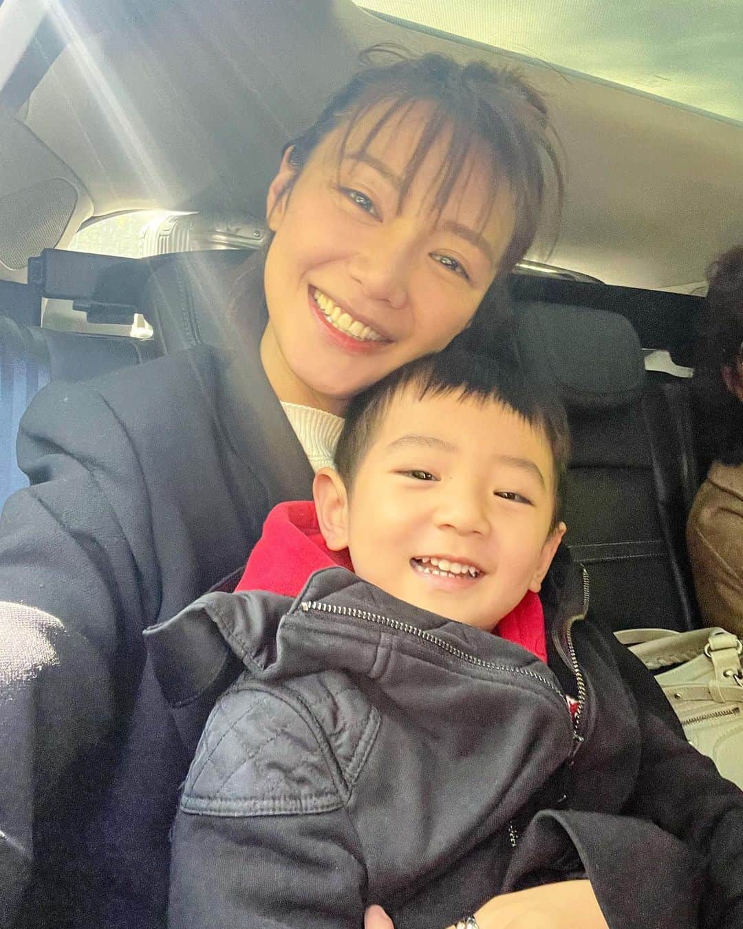 Elva Niのインスタグラム：「見鄉親父老們旅程 virgil每天最開心的時光就在小區裡玩滑滑梯🛝 明天繼續親子時光 #第一次單獨帶寶寶旅行 #獨霸媽咪的virgil表示很開心 😂」