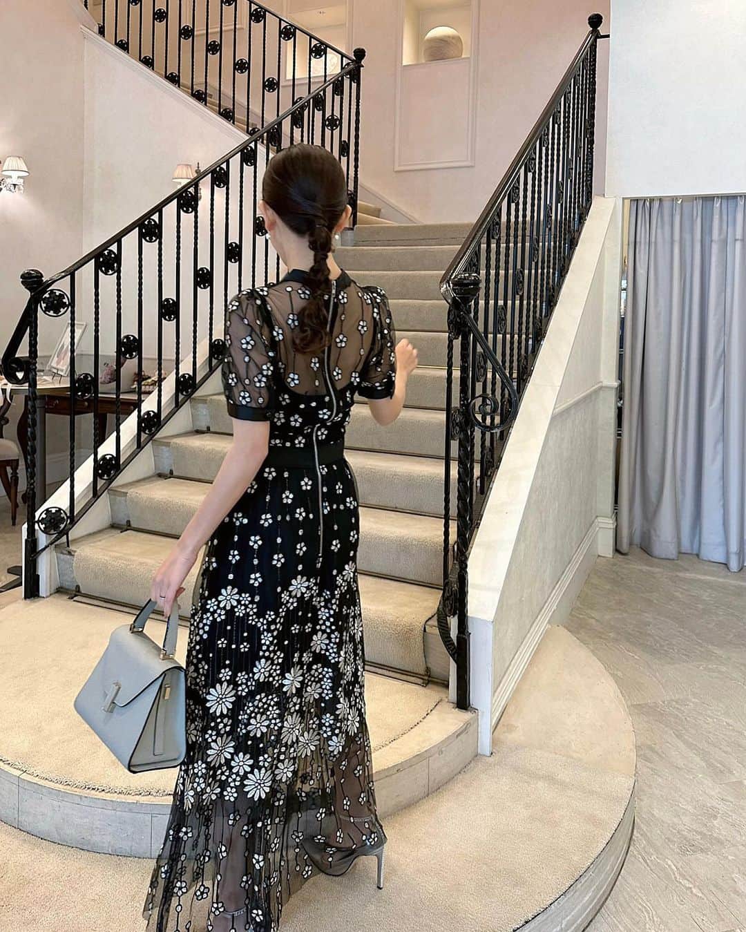 稲川千里さんのインスタグラム写真 - (稲川千里Instagram)「お呼ばれdress...🕊️  blackにsilverのお花の刺繍で可愛らしくも大人っぽく、透け感があって軽やかな雰囲気がお気に入り🤍  ここ最近のお呼ばれではいつも @andyoudressingroom で、その時に着たいものを選んでいます🌸  デザインの凝ったものを沢山取り扱っているので、なかなか出会えないようなデザインのdressも見つけられます🫶🏻  着用後も届いた箱でそのまま返送するだけなので、とっても楽ちん ♪  靴は刺繍と合わせてsilver @jimmychoo  bagはsilverとトーンを合わせてGray @valextra   #andyoudressingroom #お呼ばれドレス #パーティードレス #インポートドレス #大人ワンピ #結婚式お呼ばれコーデ」4月9日 20時42分 - chiicamera