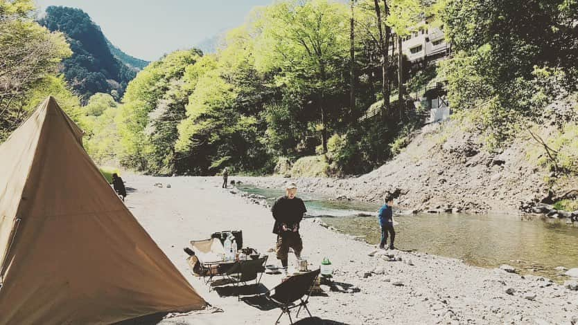 TEEDAのインスタグラム：「I went camping in Okutama with Steve and Jet and my sons!  In the evening, two American travelers joined us, drinking and talking… we had a great time with them👍  SteveとJetと息子達と奥多摩にキャンプ行ってきたー！ 途中からアメリカからのバックッパッカー的な二人組も一緒になって飲んで語り合って最高な時間だったぜい👍  #back_on_jpn #teeda #camping #okutama #キャンプ　#奥多摩キャンプ #なんだかグローバルなキャンプだった　#搬出が死ぬ程しんどかった」