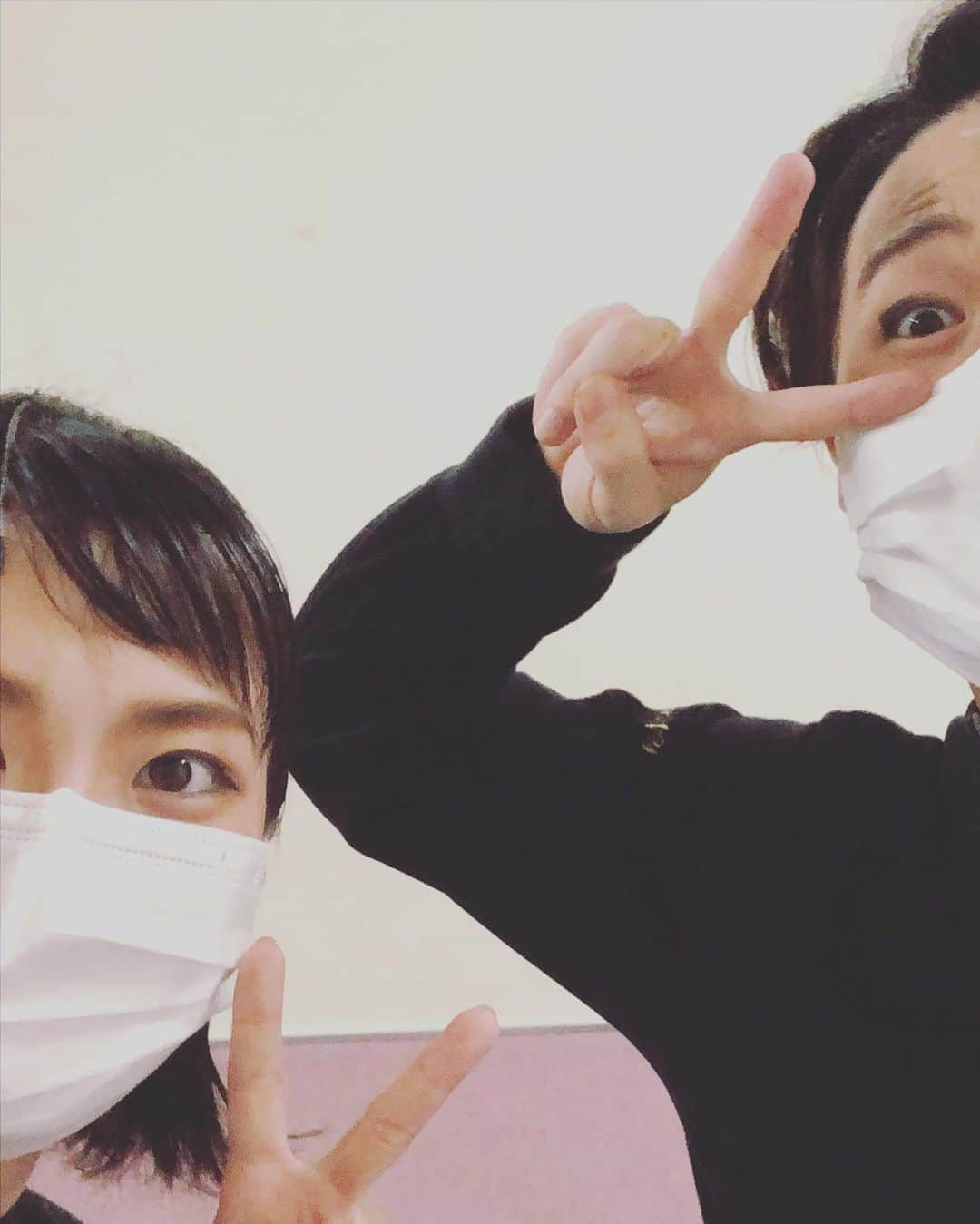 咲花莉帆さんのインスタグラム写真 - (咲花莉帆Instagram)「【 #メイク講座 】再開しています！  しばらくスケジュールでお受けできなかったのですが、 最近またご依頼をいただくようになり再開しました。  先日は　#ナイツテイル　#花・虞美人　と2度共演した　#茶谷健太  くん　こと、ちゃにから依頼をいただき シーンに合わせたメイクの講座をさせていただきました🙆🏻‍♀️ ※写真は共演した時のものです！  男性と女性だと興味を示してもらえるところが違うのが面白いところです👀  しっかりみっちりレクチャーさせていただき さらに男前になりました👍🏻  次は　#ムーランルージュザミュージカル にご出演！頑張れー🙌🏻🙌🏻🙌🏻  メイク講座では仕上げに一人一人に合わせてフィードバックをお送りします📃  対面、オンライン共に約2〜3時間で¥4,000-〜（かかる時間により変動あり）プラス場所代をお願いしています🙇🏻‍♀️  複数人の場合は金額が変わるのでご相談ください！  #舞台メイクレッスン  #俳優　#女優　#ミュージカル　#元宝塚  #咲花莉帆」4月9日 20時53分 - sakihanariho94