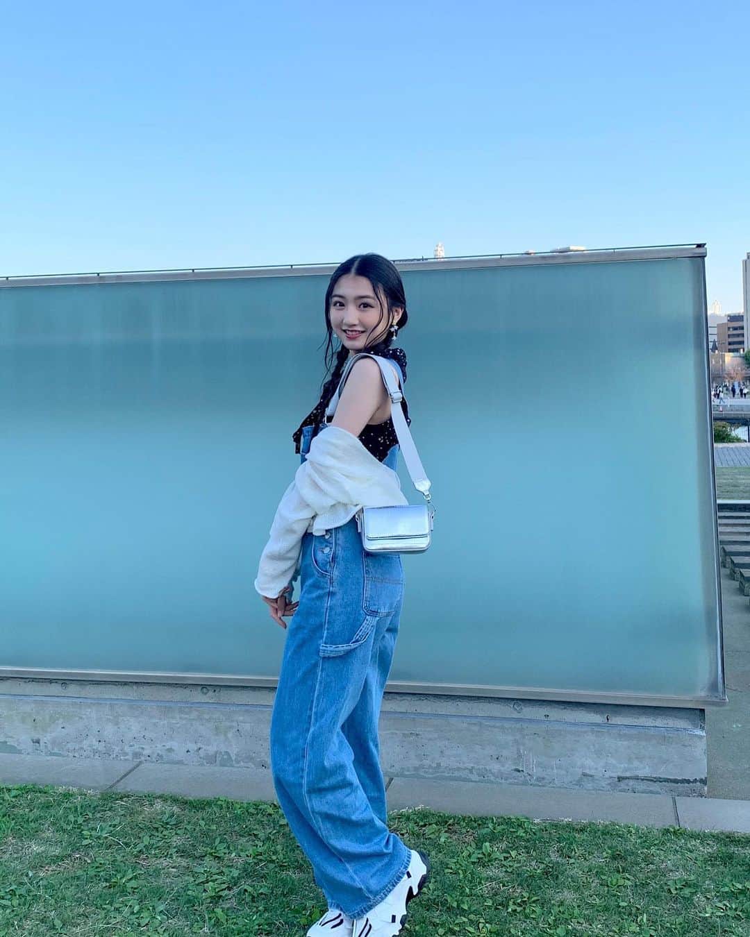 塩月希依音のインスタグラム：「👖🤍  https://lifestylewith.tokyo/ #code#コーデ#fashion #ファッション#春#春コーデ#spring #はる#デニム#サロペット#サロペットコーデ#全身コーデ #shein#lwdwithshein #sheinコーデ #jk#ljk #05#05년생 #05line #ootd」