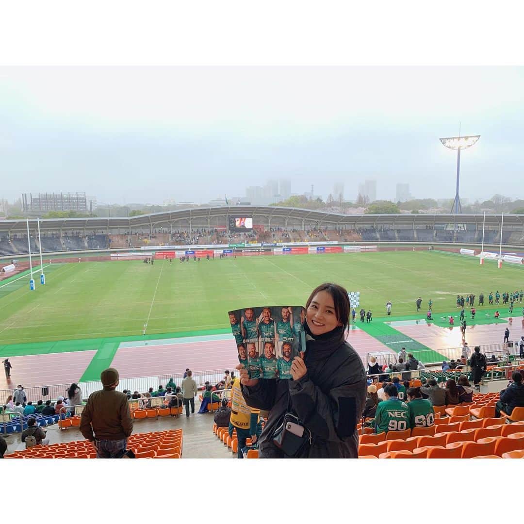 遠藤瞳のインスタグラム：「先月末🗓 行ってみたかった @nec_gr_official のホーム戦🚀💚 ぐるっと屋根があるので雨でも快適に観戦できた☂️  キッチンカーも色々なお店が来てて グルメも楽しめたよ🤤💗  NECのチームはラグビーもバレーも 演出や応援がアツイし、会場作りや グッズも充実してるからプレー見る時間以外にも 楽しみがいっぱいあって好き🥰 是非一度足を運んでみて欲しいです🫶  #rugby #leagueone #リーグワン  #japanrugby #rugbygram #rugbylove #ラグビー #ラグビー観戦 #ラグビー好き #スポーツ観戦」