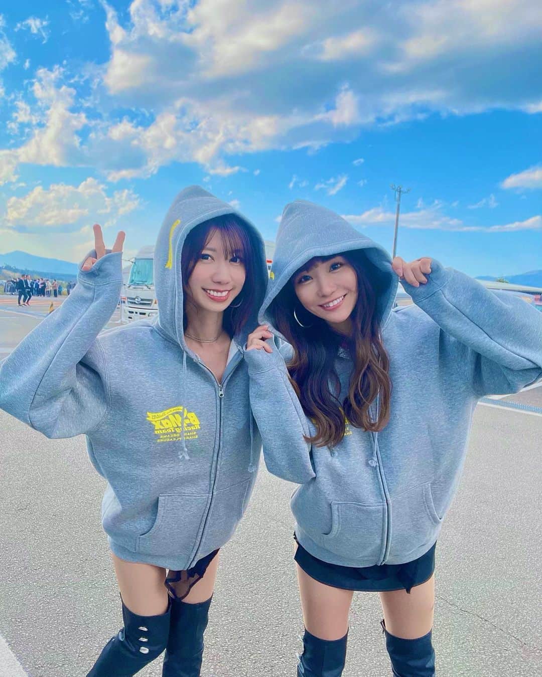のインスタグラム：「スーパーフォーミュラ開幕戦お疲れ様でした‼️ 今年もB-MAX Glory Girlsに開幕戦から参加させていただきました❤️‍🔥 今大会は2レース制！ B-MAX Racing Teamは 第1戦  50号車 松下信治選手19→13位 51号車 ラウル・ハイマン選手　22→16位 第2戦 50号車 13→12位 51号車 20→18位 となりました！  今年から2台体制となり優勝目指して頑張ります💪  たくさんの応援をありがとうございました❗️ スーパーフォーミュラ・スーパーフォーミュラライツ選手権よ応援もよろしくお願いいたします👏 次戦の鈴鹿に期待💪✨  ちむちゃんも三日間ありがとうございました❤️ いつもニコニコで一緒にできて幸せでした🥹🫰  グッズまだゲットしてない方は鈴鹿までに是非ゲットしてくださいね🥺❤️‍🔥  #superformula #superformulalights #motorsport #racequeen #レースクイーン #circuit #circuitqueen #パーカー女子 #パーカーコーデ」