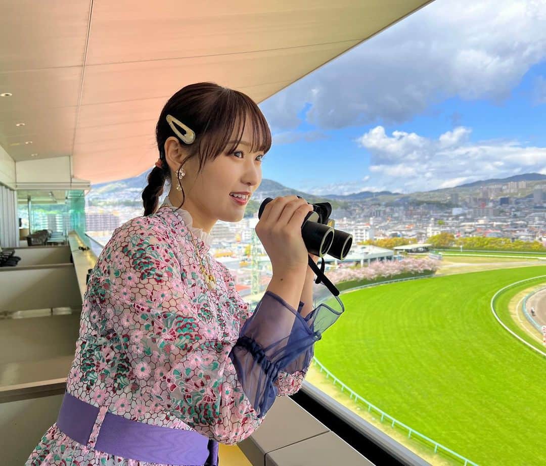 菅井友香さんのインスタグラム写真 - (菅井友香Instagram)「楽しかった2日間🌸  阪神競馬場のトークショーにお越しいただいた皆さまありがとうございました！ お会いできて、温かいリアクションも頂き、とてもとても嬉しかったです‼︎  ゆっくりレース観戦もできました。 初めてのTURFY SHOPでのお買い物も楽しかった🥕  『競馬BEAT』の生放送もありがとうございました🏇  「桜花賞」ではリバティアイランドの応援馬券が的中。 昨年のリベンジができました！  有力馬たちの熱戦に興奮して、思わず声を上げてしまいました！  リバティアイランド×川田将雅騎手 おめでとうございました🏆 感動をありがとうございました。  。 。 。  今回も素敵なスタイリングをして頂きました。 ありがとうございました🐴  Dress👗 @adelly.tokyo   #春の阪神競馬場  #桜花賞  #晴れてよかった  #ついにUMACAカード作った #馬に感謝」4月9日 20時49分 - yuuka_sugai_official