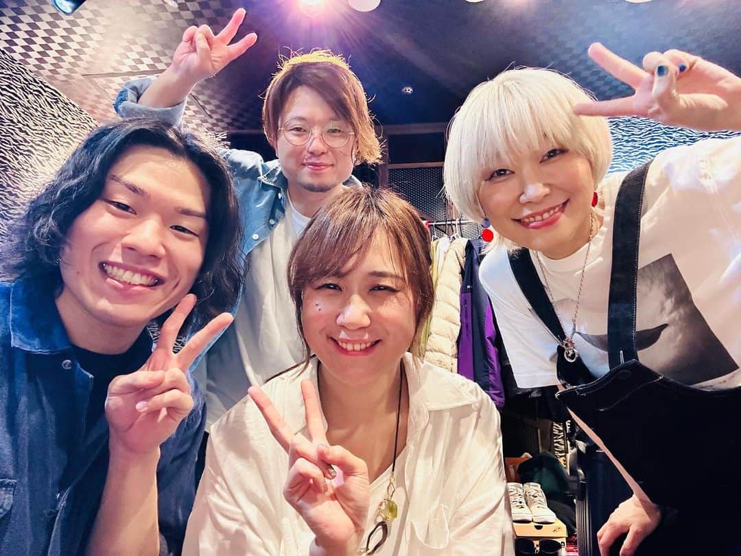 中嶋ユキノのインスタグラム：「・ ✨┈┈┈┈┈┈┈┈┈┈┈┈┈✨  🥁🎸🎹名古屋公演終了🎹🎸🥁 ✨┈┈┈┈┈┈┈┈┈┈┈┈┈✨  中嶋ユキノ アコ旅2023 〜新しい空の下で〜  ㊗️満員御礼㊗️ ご来場下さったみなさま、 ありがとうございました🥹✨‼️  ライブ中にピアノ椅子の上に立ったの、 生まれて初めてだったもんで😆🎹‼️✨ めちゃくちゃ盛り上がりました☺️💕  また、必ず、 歌いに戻ってきます☺️‼️‼️  ありがとうございました😭🙌🏻✨  中嶋ユキノ アコ旅2023 〜新しい空の下で〜  3月19日（日）仙台 darwin🌸 3月25日（土）福岡 ROOMS🌸 4月2日（日）札幌 cube garden🌸 4月8日（土）大阪 BANANA HALL🌸 4月9日（日）名古屋 BL cafe🌸 4月15日（土）富山県民小劇場 ORBIS 4月22日（土）広島 Live space Reed 4月23日（日）岡山 MO:GLA 4月27日（木）東京 SHIBUYA PLEASURE PLEASURE  チケット🎫プレイガイドにて発売中！  ＼アコ旅2023メンバー／  ボーカル＆ピアノ #中嶋ユキノ  パーカッション #若森さちこ ギター #門馬由哉 ベース #小川悠斗  もんちゃん一部お休みの所は、 ギター  #小金坂栄造  #中嶋ユキノ #シンガーソングライター #nakajimayukino #singersongwriter #acoustic #新しい空の下で #アコ旅 #ツアー #アコースティックツアー #ライブ #live」