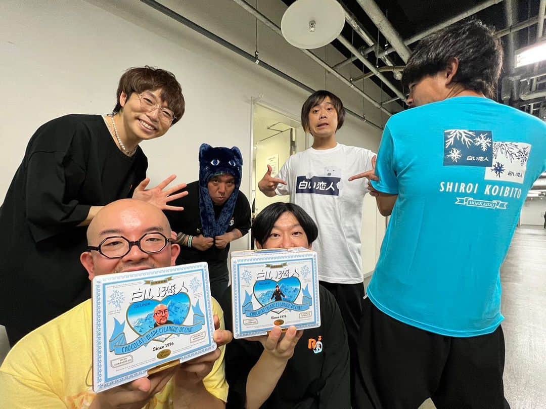 のインスタグラム：「高橋優 LIVE TOUR 2022-2023「ReLOVE & RePEACE ～ReUNION 後編～」16本目‼️  北海道・カナモトホール ありがとうございました🤘  熱気と声の渦が凄かった‼️ いつもステージドリンク500ミリのペットボトル1本なのに、今日は2本飲み干しました💦 それぐらい熱気がヤバかったぁ🔥  #高橋優 #リラリピツアー #白い恋人」