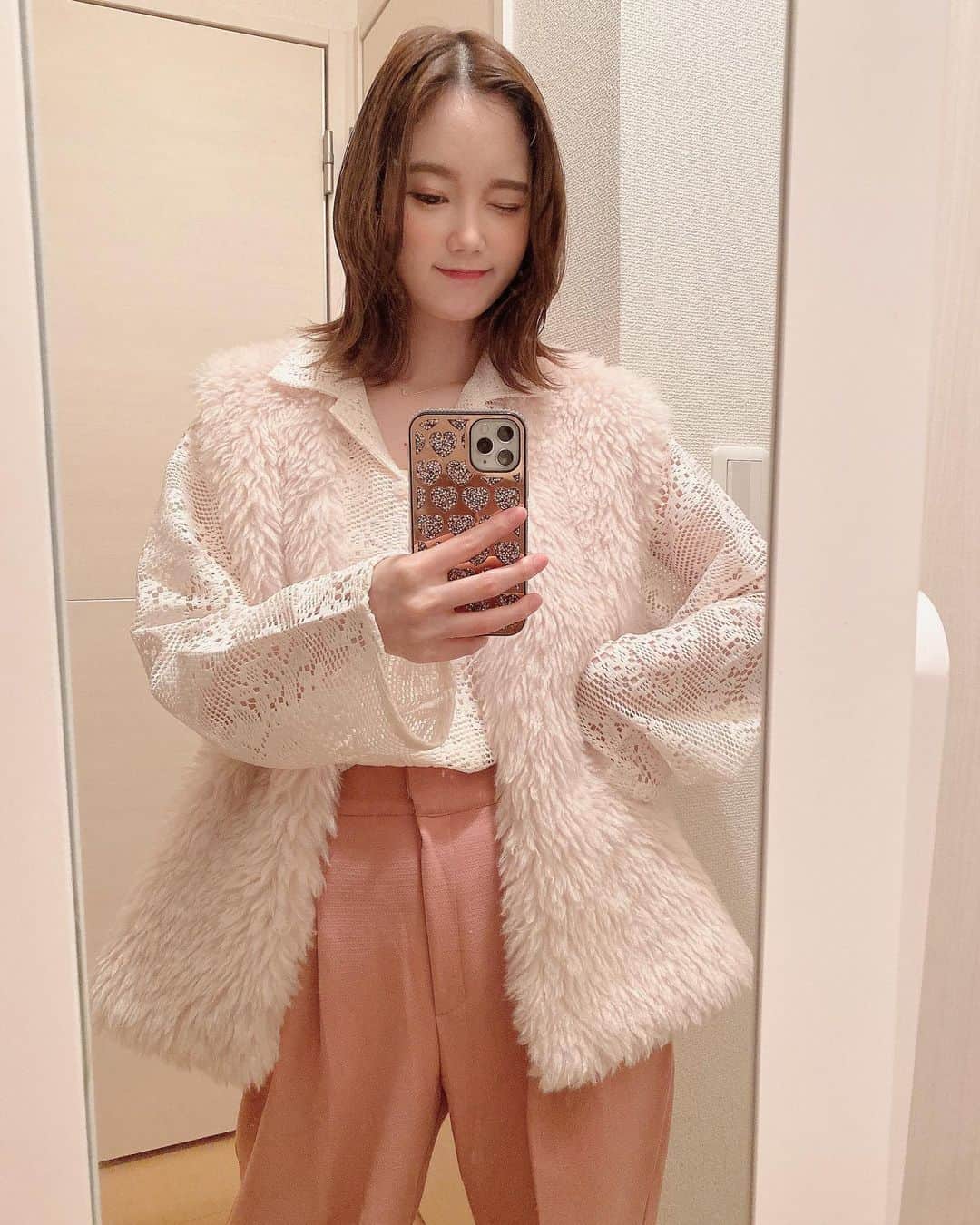 野田真実のインスタグラム：「． ． ． ファーベストっていつまで着れるのだろう? ． オフホワイトとピンクコーデ🤍🌸 ． ．  #ファーベスト #レースシャツ #ピンクパンツ #コーデ #春コーデ」