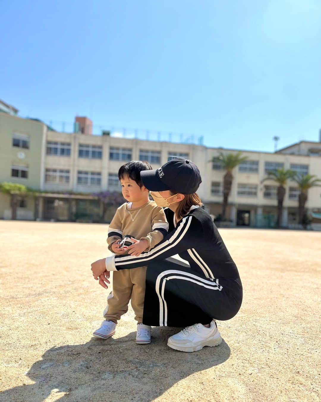 ハミ さんのインスタグラム写真 - (ハミ Instagram)「家族で投票へ✎𓈒𓂂𓏸 子供達の為に明るい未来を願って🌼  先週1歩も外に出てなかったから開放感で走り回った今日でした🌿  #投票#大阪#familytime」4月9日 21時02分 - hami0519
