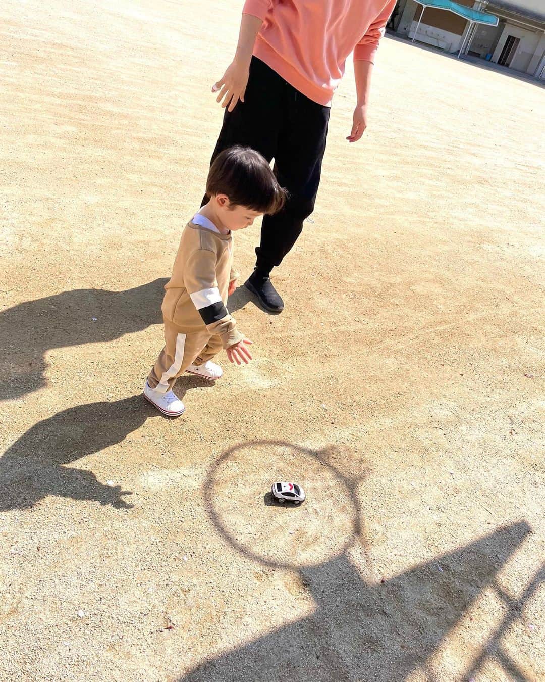 ハミ さんのインスタグラム写真 - (ハミ Instagram)「家族で投票へ✎𓈒𓂂𓏸 子供達の為に明るい未来を願って🌼  先週1歩も外に出てなかったから開放感で走り回った今日でした🌿  #投票#大阪#familytime」4月9日 21時02分 - hami0519