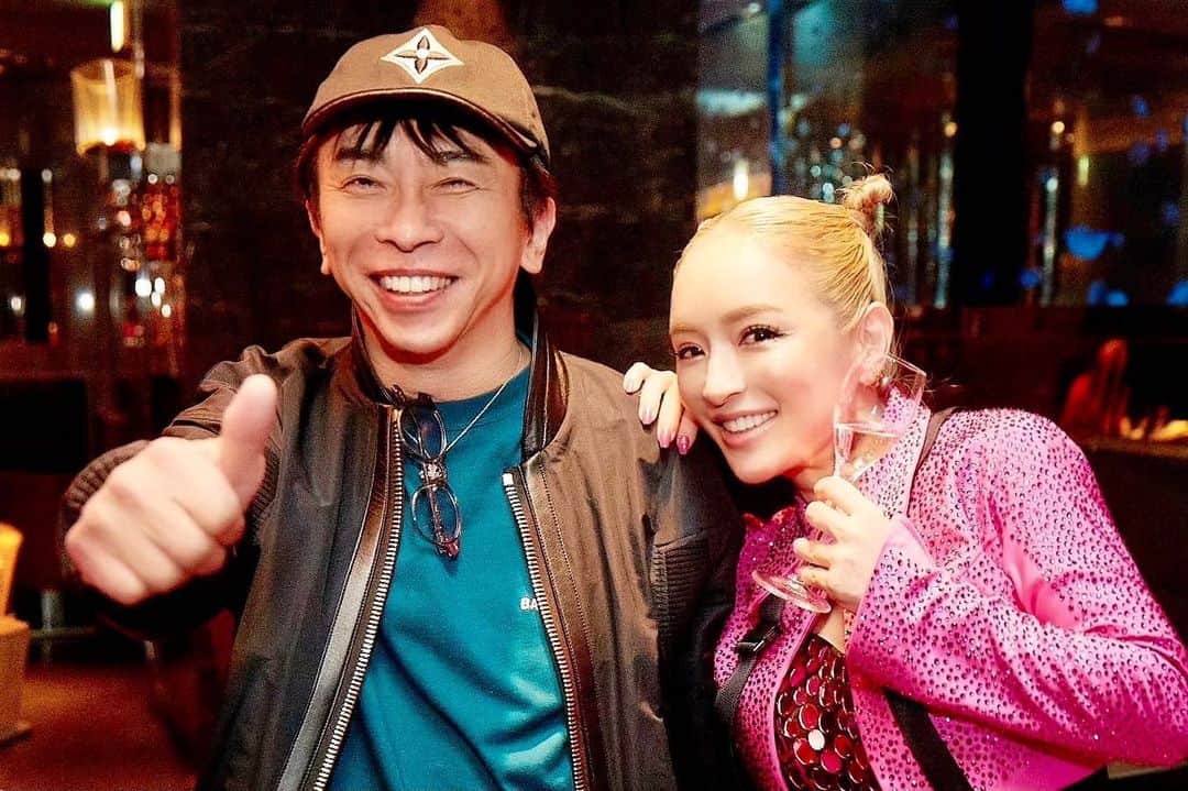 のインスタグラム：「浜崎あゆみ25周年ライブ、打ち上げ会場にて。 TAの皆様、ファンの皆様、25年間浜崎あゆみを支えていただきありがとうございました！これからもよろしくお願いします！ #ayumihamasaki  #浜崎あゆみ #maxmatsuura #松浦勝人 #avex」