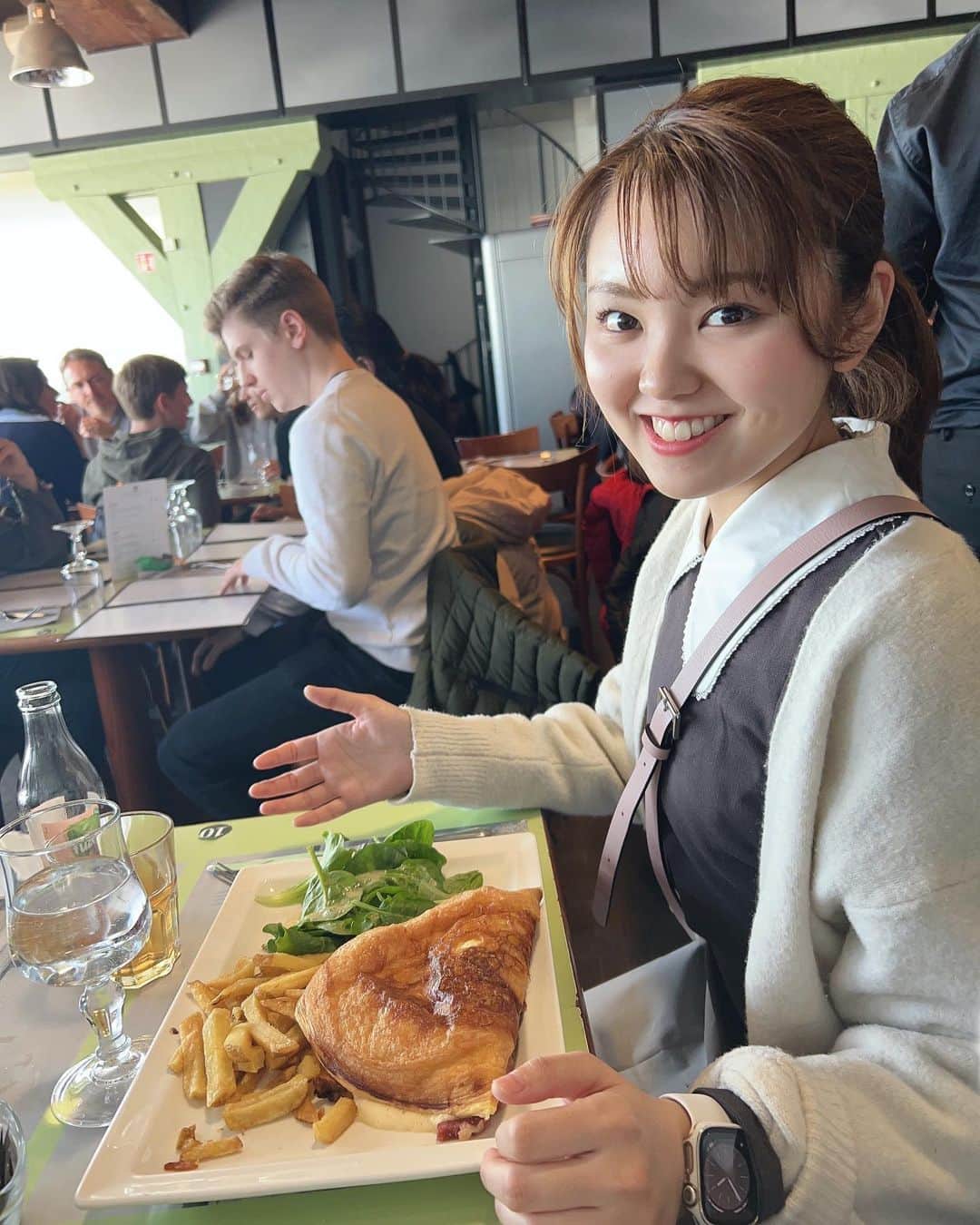 堀優衣さんのインスタグラム写真 - (堀優衣Instagram)「ちゃんとモンサンミッシェル名物のオムレツも食べた ふわふわでベーコンが中に入ってて美味しい🥓」4月9日 20時56分 - yuiyui_1012