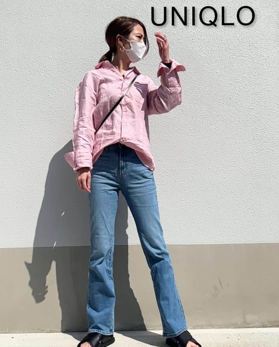 のインスタグラム：「春色🌸  #ユニクロ の #プレミアムリネンシャツ   おしりまでスッポリ隠れるXXLにしました🌸🌸🌸  朝晩肌寒いので中はヒートテック着てます🍀*゜  普段あまり手が出ないカラーもの リネンシャツはいつもピンク選びます😊 気持ちも上がって気分良き♡  仕事帰りなので、皺になってるけど気にしない笑  all  #uniqlo   #スリムフレアジーンズ  丈長め23  #バックストラップサンダル  #ユニクロきれいめ部  #ユニジョ #アラフォー #アラフォーコーデ  #プチプラコーデ  #プチプラ高見えコーデ  #ユニクロコーデ #ユニクロ購入品  #高身長コーデ  #高身長女子  #高身長#locari #上下ユニクロ部  #着回しコーデ #uniqloginza2023ss #ユニクロ23春夏何買った  #春コーデ #推しユニクロ2023 #キャップコーデ」