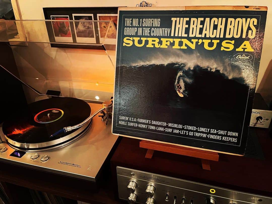 浅田信一のインスタグラム：「オリジナル1stプレス モノ盤！ ビーチボーイズのセカンドアルバム「Surfin' USA」は1963年3月25日リリース（wiki参照）だから今からちょうど60年前のリリース。この盤は初版なのでこれ自体60年前のレコードということ。サウンドはこの上なくラウド！今でもゴキゲンにプレイできるってなんて素敵な事なんだろう。フォーエバー！」