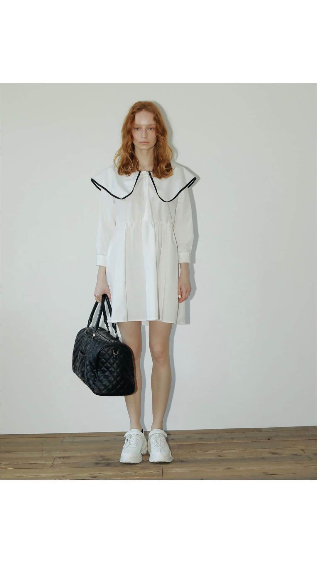 のインスタグラム：「#commigsoon  4/14(金)お昼12:00〜販売スタート  Big line shirtdress ¥11,550- color: BLK/IVO size: FREE  大人フェミニンを叶えてくれる ビッグカラーのパイピングワンピース。 ベーシックなカラーにパイピングが映える一着。 ウエスト高め位置にギャザーを施したことで、 脚長効果を発揮。 裾に動きがでることでふわりとした 女性らしさ溢れる印象に仕上げてくれます。  一枚着はもちろんのこと、 インナーに薄手のタートルネックやカットソー、 上からベストやカーディガンを重ね着したりと シーズン長くアレンジを楽しめます。 レギンスやデニム合わせで チュニック風な着こなしもおすすめです。  #AMAIL #アマイル #シャツワンピース」