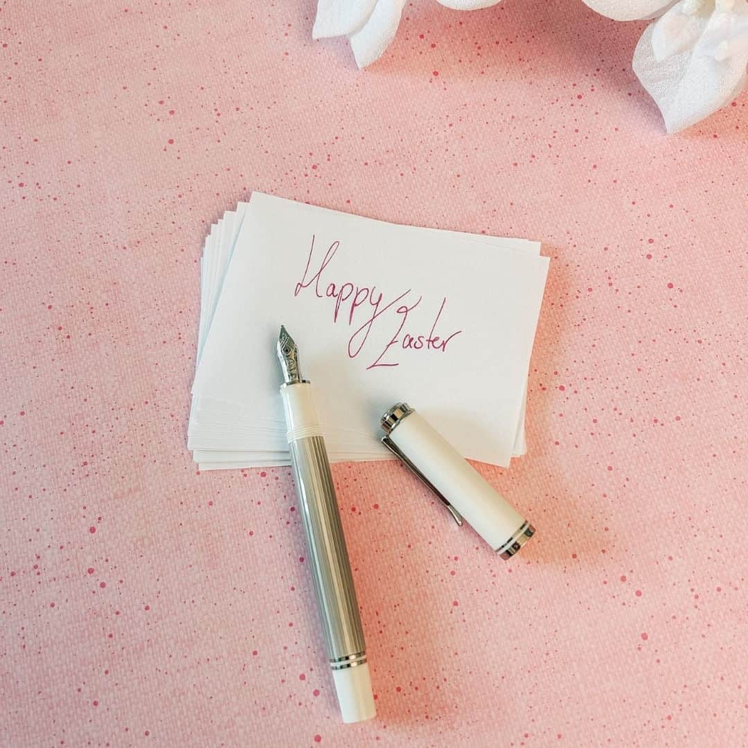 ペリカンさんのインスタグラム写真 - (ペリカンInstagram)「Happy Easter with our new Edelstein Ink of the year Rose Quartz and our M405 Silver White fountain pen. ✨🖋️  #pelikan #happyeaster #pelikanpassion #fountainpen #passionforwriting #fountainpens #edelsteinink #easter2023 #pelikansouverän #M405silverwhite」4月9日 21時00分 - pelikan_passion