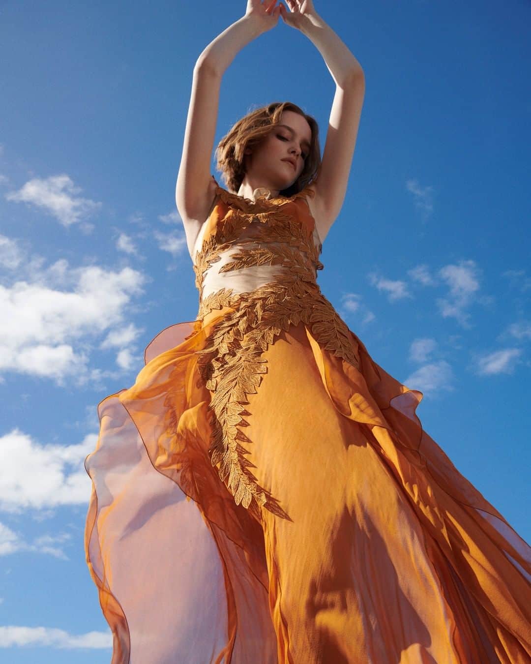 アルベルタフェレッティのインスタグラム：「Under the deep blue sky.  Warm tones and impalpable fabrics embrace the skin with gentle touches like petals in the wind. Discover Wanderlust - Walking on Air Chapter via link in bio.  #AlbertaFerretti #Wanderlust #SS23」