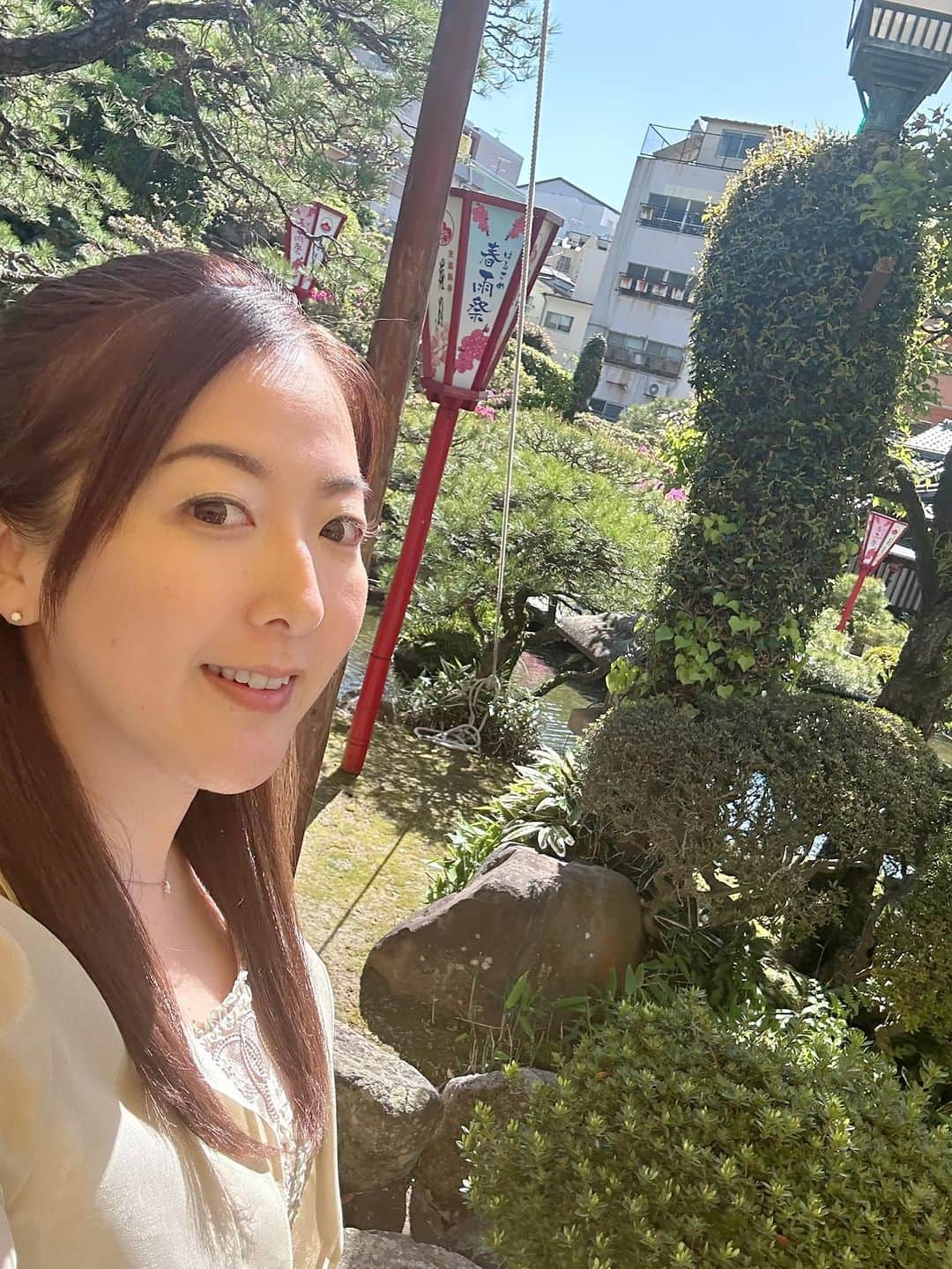 前田真里のインスタグラム：「今週末は、#老舗料亭 #花月 で開かれた #春雨まつり へ 行ってまいりました🌸  創業381年　長崎の文化、伝統を大切にされている場で  県内外から 粋な方々が集まり、粋な舞、太鼓や三味線演奏、お歌、美味しい春のお弁当、 枡酒（長崎と佐賀のお酒🍶）も❣️ 賑わいました🌸  花月さんのお庭にある桜の花びらが 風にのってひらひら 舞っていて幻想的でした〜🌸  #長崎検番 今月デビューされる芸妓衆 すず花さんも、 美しかったです🌟  かきたいことは、かなり たくさんありますが 4月18日（火曜）夕方6時〜 生リポート NBCラジオ 「チャージ」（長崎・佐賀エリア）  もし、聴いていただけたら嬉しいです！」
