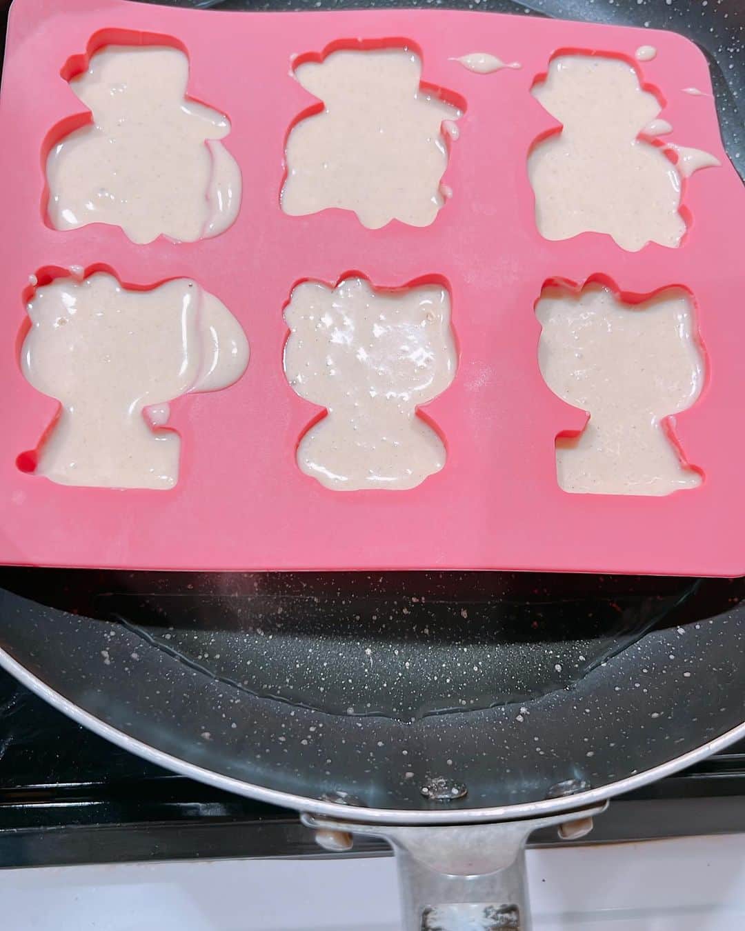 倉岡生夏さんのインスタグラム写真 - (倉岡生夏Instagram)「ホットケーキミックスで蒸しケーキ🧁 ・ グルテンフリーのホットケーキミックス🥞を使って裏にかいてあるホットケーキの材料で、(卵と牛乳)シリコン型にいれてフライパンに2〜3センチくらい水を張り沸騰したら9分くらい蓋をして、(最後の方様子見て外して)ふわふわの蒸しパンになるよ〜❣️ ・ 幼児食におすすめです^_^ 私はグルテンフリーのホットケーキミックス使ったけど普通のホットケーキミックスでもつくれます♡ ・ 顔をかいてもたのしい😊 ホットケーキ焼くのが面倒なときにやります笑 ・ ・ ・ 今日は一日お外にいてよく歩きました😊 明日はドキドキの授業開始。調理実習スタートです♡ ・ ・ ・ ・ ・ #ホットケーキミックスレシピ #ホットケーキミックス #ホットケーキミックスで簡単 #グルテンフリーレシピ #グルテンフリースイーツ #幼児食 #幼児食レシピ #子どものおやつ #子どもご飯 #キャラスイーツ #可愛いスイーツ #ヘルシーレシピ #ヘルシースイーツ #幼児食献立 #簡単スイーツ #ホットケーキミックスで簡単 #japanesefood #モンテッソーリ教育」4月9日 21時03分 - kinatty.land
