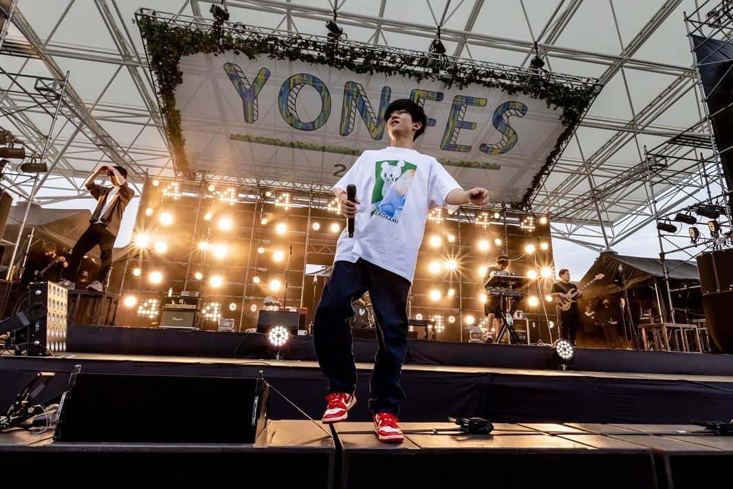 ヤマサキセイヤのインスタグラム：「YON FES 2023  ありがとうございました！！！ トップバッター！！！ 過渡期のフェスの始まり。おもいやりとマナー掲げるキュウソだからとのトップバッター。 リハからお互いに爆発寸前って感じ、ワクワクした、始まったらもう最高やった！！ ずっとやりたかったことがまた出来ました。 ついにここまで来たか！！感がすごかった。 出てるバンドみんな楽しそうでエモやった、お客さんもワイワイしとって幸。 この先もどの現場でも思いやりとマナーと優しい気持ちを忘れずに、助け合って激しく遊ぼう！！ フォーリミありがと！！  写真 @vizkage  #キュウソネコカミ #YONFES」