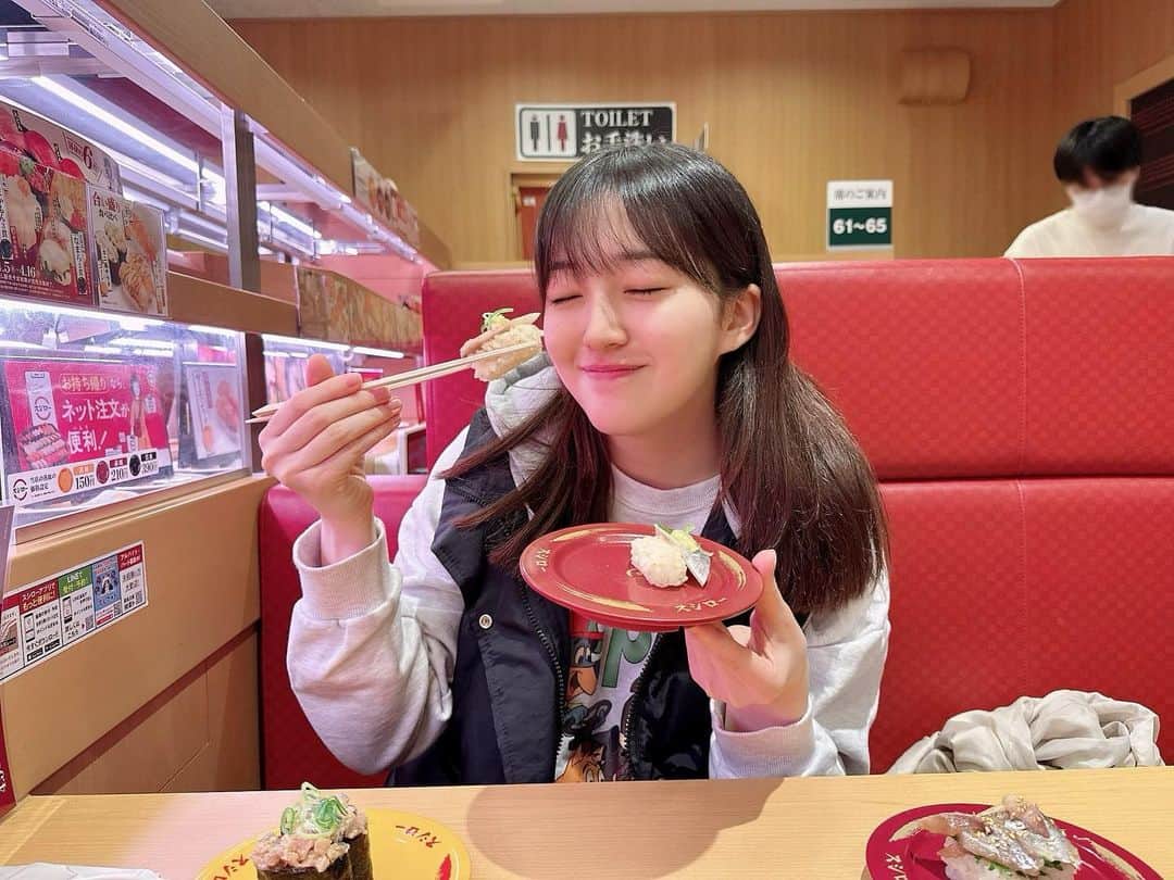 田島芽瑠さんのインスタグラム写真 - (田島芽瑠Instagram)「スシロー行ってきた！！！！ 久しぶりに行けてテンション上がった✌️安定の美味しさ。  さんまの焦がし醤油が美味しすぎてリピートしました😂 13皿ぐらい食べた気がする、、数えておけばよかった笑  お寿司が1番好き🍣  #スシロー #回転寿司 #寿司 #寿司スタグラム」4月9日 21時06分 - meru_chan_official