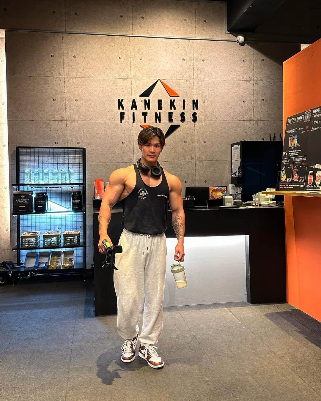 のインスタグラム：「I’m back✈️ やっぱりこの環境が1番落ち着くし最高のジム😆👍🏻 みんなに会えると元気もらえるね🔥🔥 ・ ・ ・ #fitnessmotivation  #gymmotivation  #kanekinfitness」