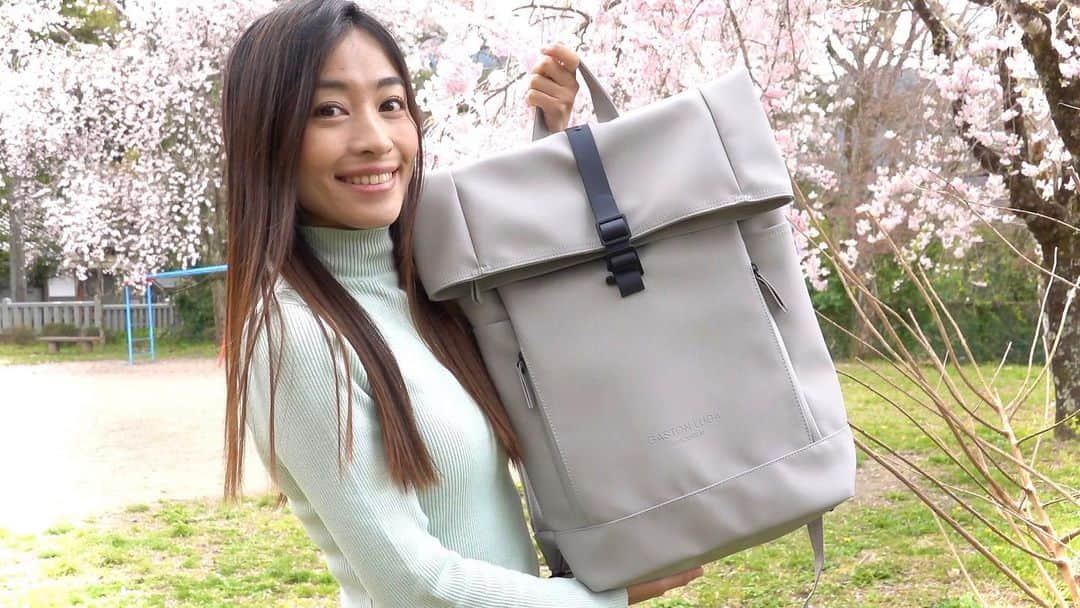 北山由里のインスタグラム：「新しいPCバッグとして @gastonluga 様のバッグパック使わせていただくことになりました🎒✨  私が選んだのはRullen 16" , Taupe-Black  14inchのMacBook Proや撮影用のカメラなどを入れて使っています📸  すごくお洒落なデザインなのに、防水になっていて嬉しい🥳✨  15%オフのディスカウントコード&送料無料ありますので、気になる方は公式オンラインストアをご覧ください🌸  ▼15%offディスカウントコード（7月2日まで有効） kitayama  ▼公式オンラインストア　 https://gastonluga.com/jp/  #GastonLuga #ガストンルーガ #バックパック#Carryyourlifeeffortlessly #PR」