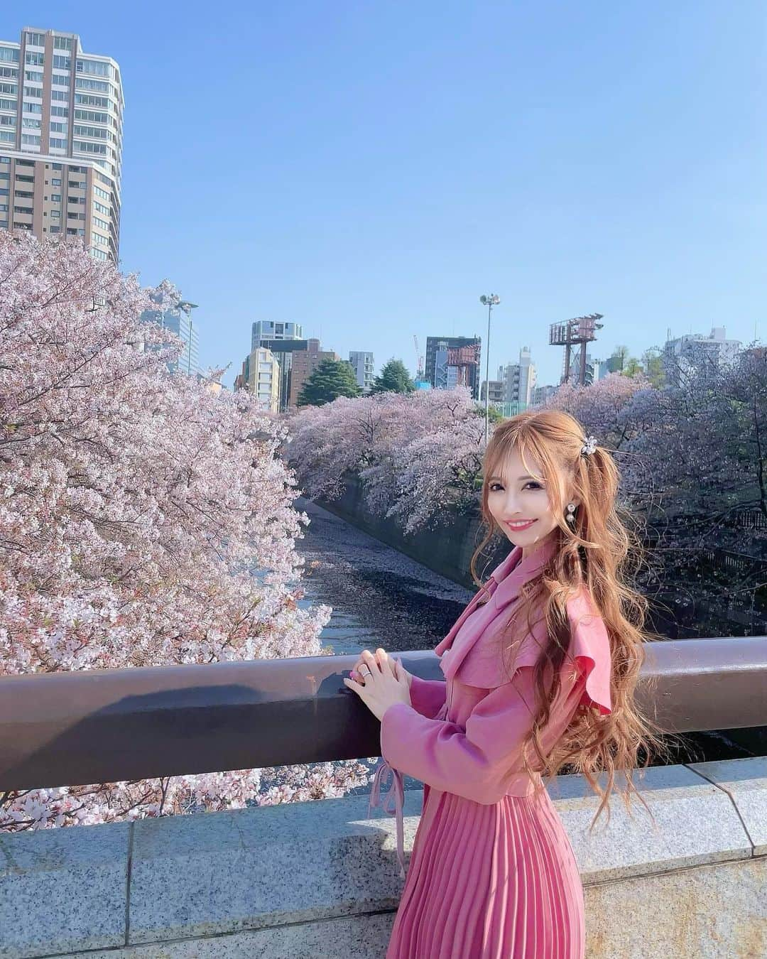 寿リリカさんのインスタグラム写真 - (寿リリカInstagram)「♡ 花びらの絨毯になる頃が好き🌸 ♡ 娘が小さな頃に住んでた思い出の街🌇 らぶちゃんもおさんぽコース🐶🌸 ♡ ひらひらふってくる花びらをキャッチする遊びひたすらしてたわ🌸👨👧🙌今も相変わらず👧💗 ♡ #目黒川の桜 #目黒川 #目黒川桜まつり #目黒川沿い #目黒川沿い桜並木 #桜 #桜スポット #桜並木 #桜が好き #お花見 #お花見スポット #お花見散歩 #sakura」4月9日 21時08分 - ririkakotobuki